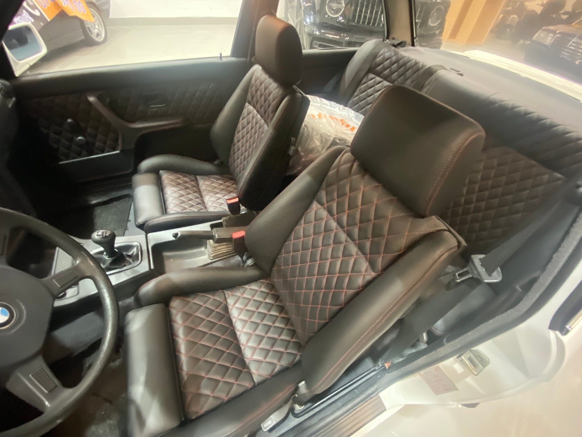 BMW 325i-image-10