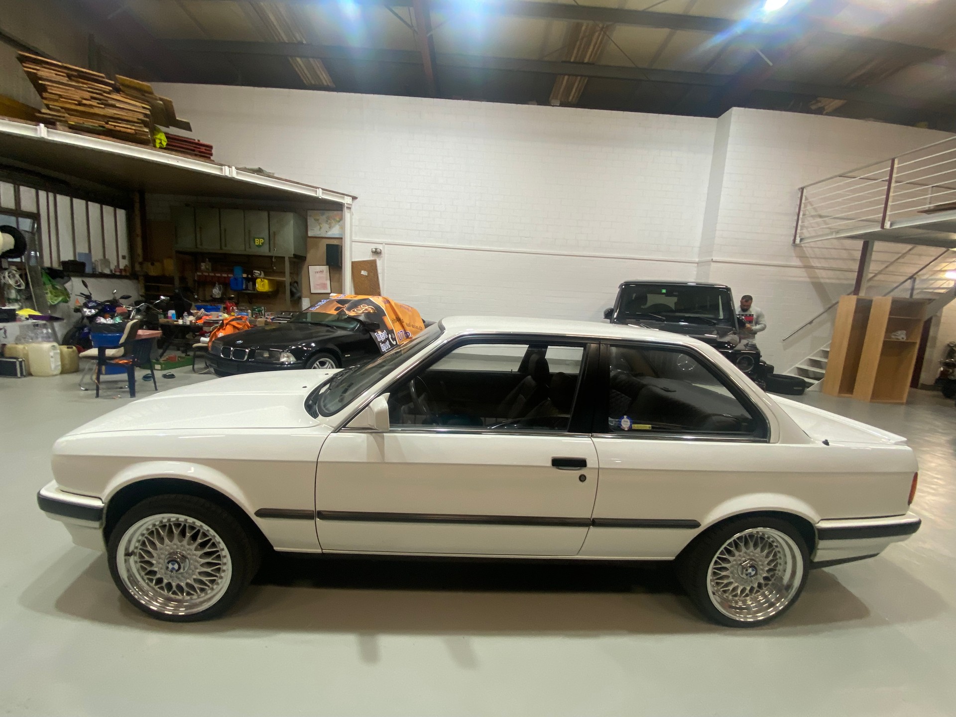 BMW 325i-image-7
