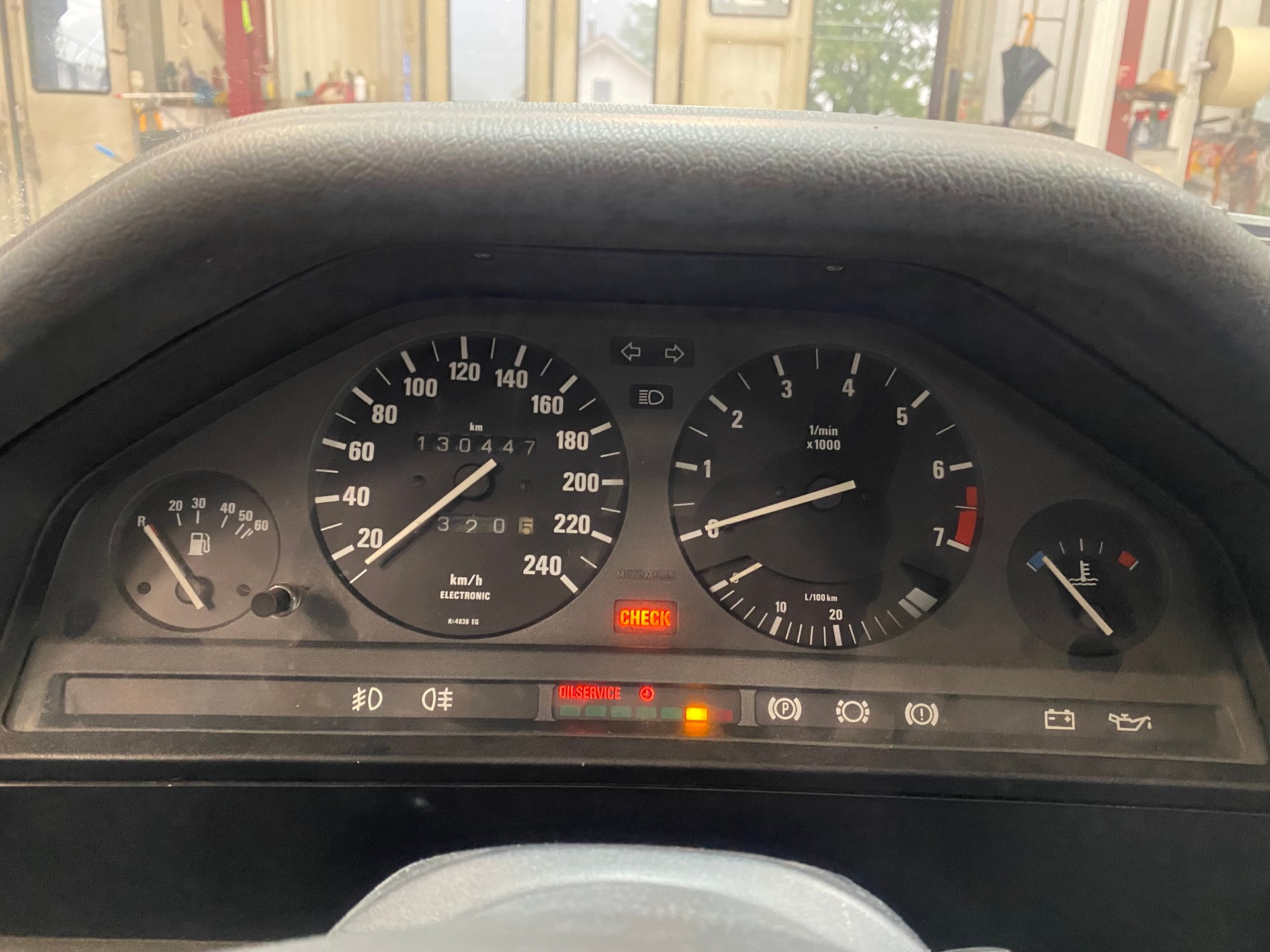 BMW 325i-image-11