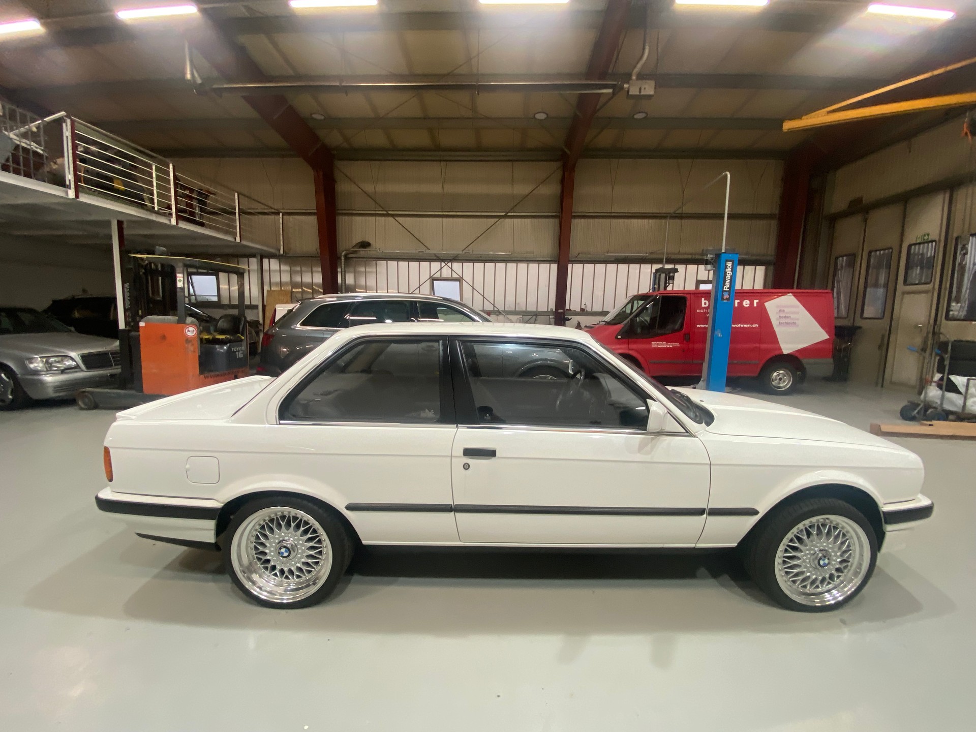 BMW 325i-image-3