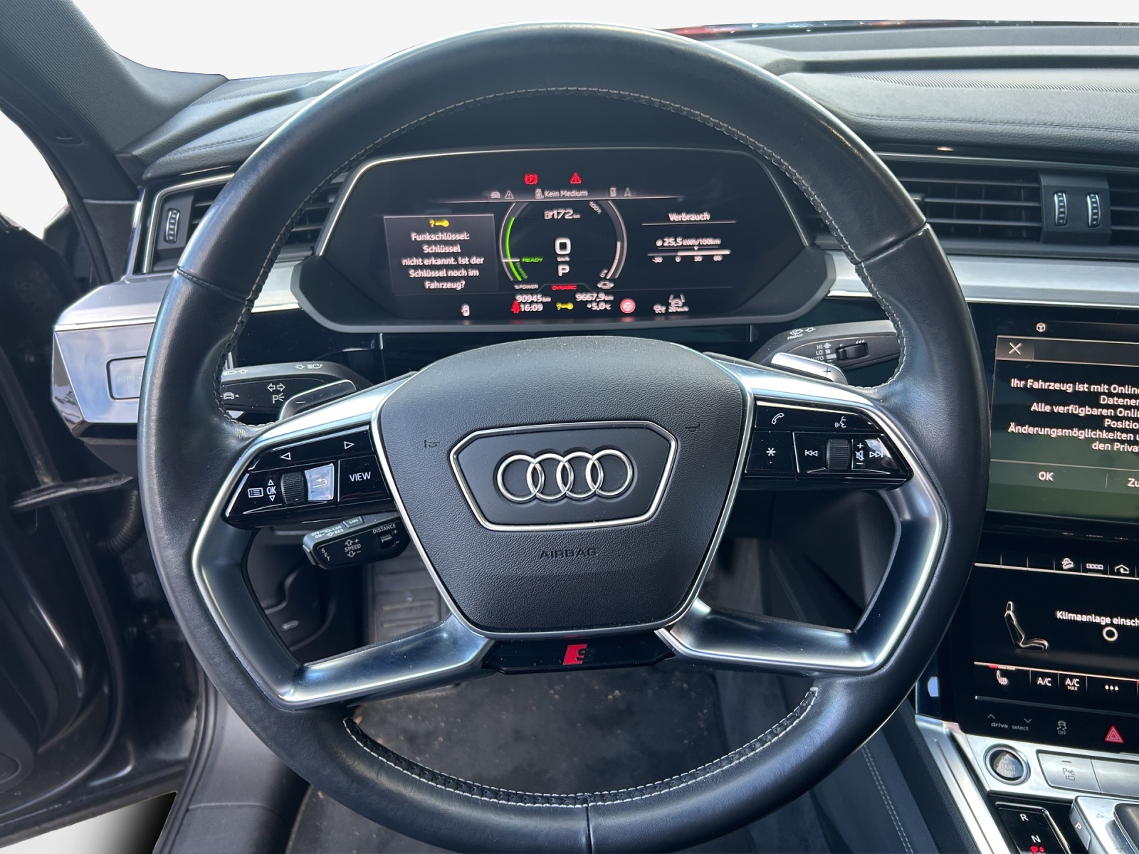 AUDI e-tron 55 Sportback S Line quattro-image-10