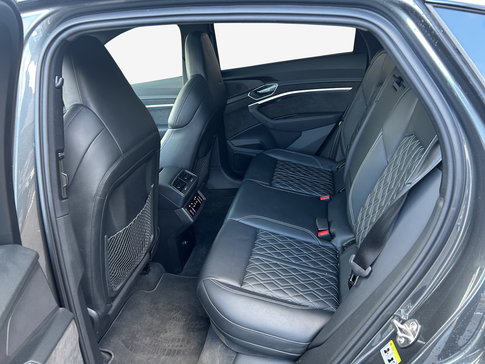 AUDI e-tron 55 Sportback S Line quattro-image-12