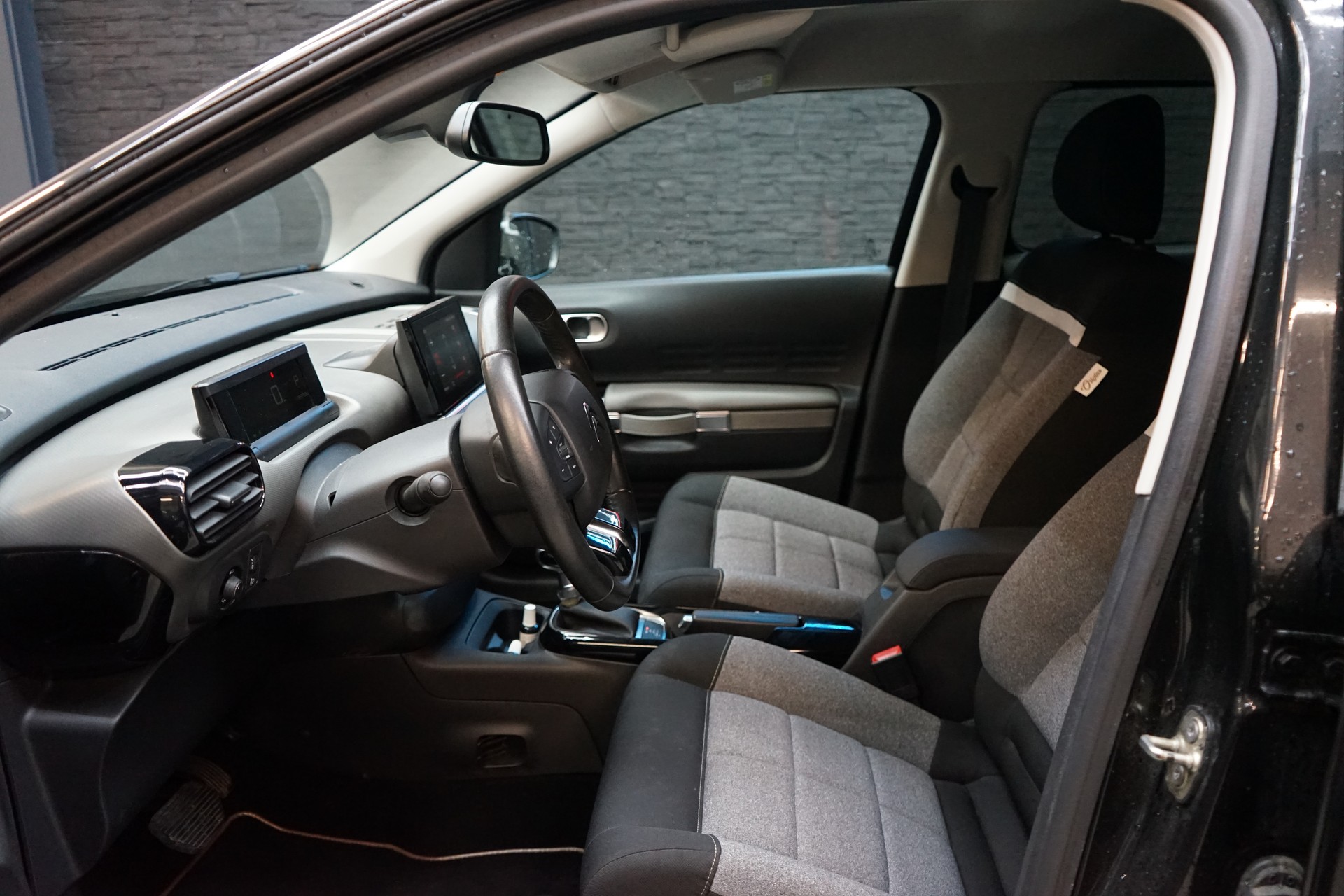 CITROEN C4 Cactus 1.2 Pure Tech Shine EAT6-image-3