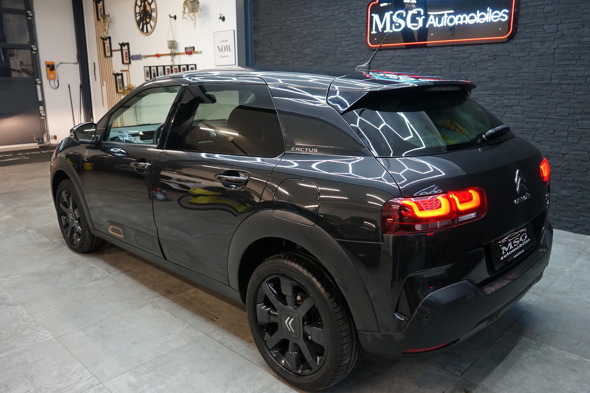 CITROEN C4 Cactus 1.2 Pure Tech Shine EAT6-image-2