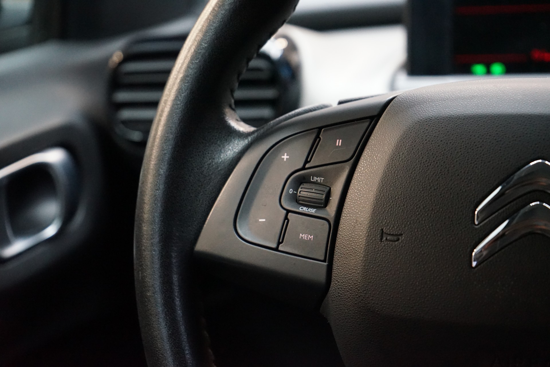 CITROEN C4 Cactus 1.2 Pure Tech Shine EAT6-image-8