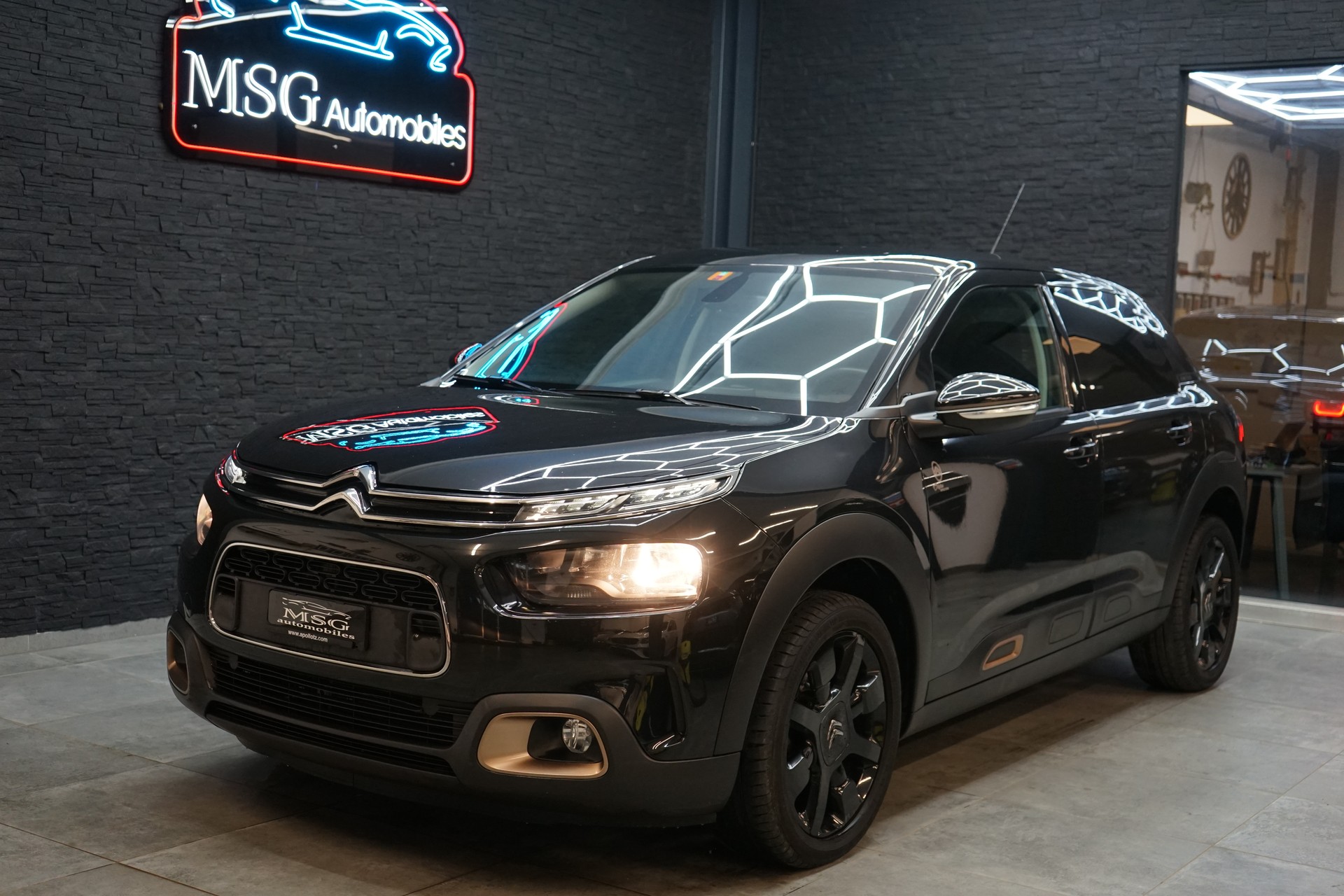 CITROEN C4 Cactus 1.2 Pure Tech Shine EAT6-image-0