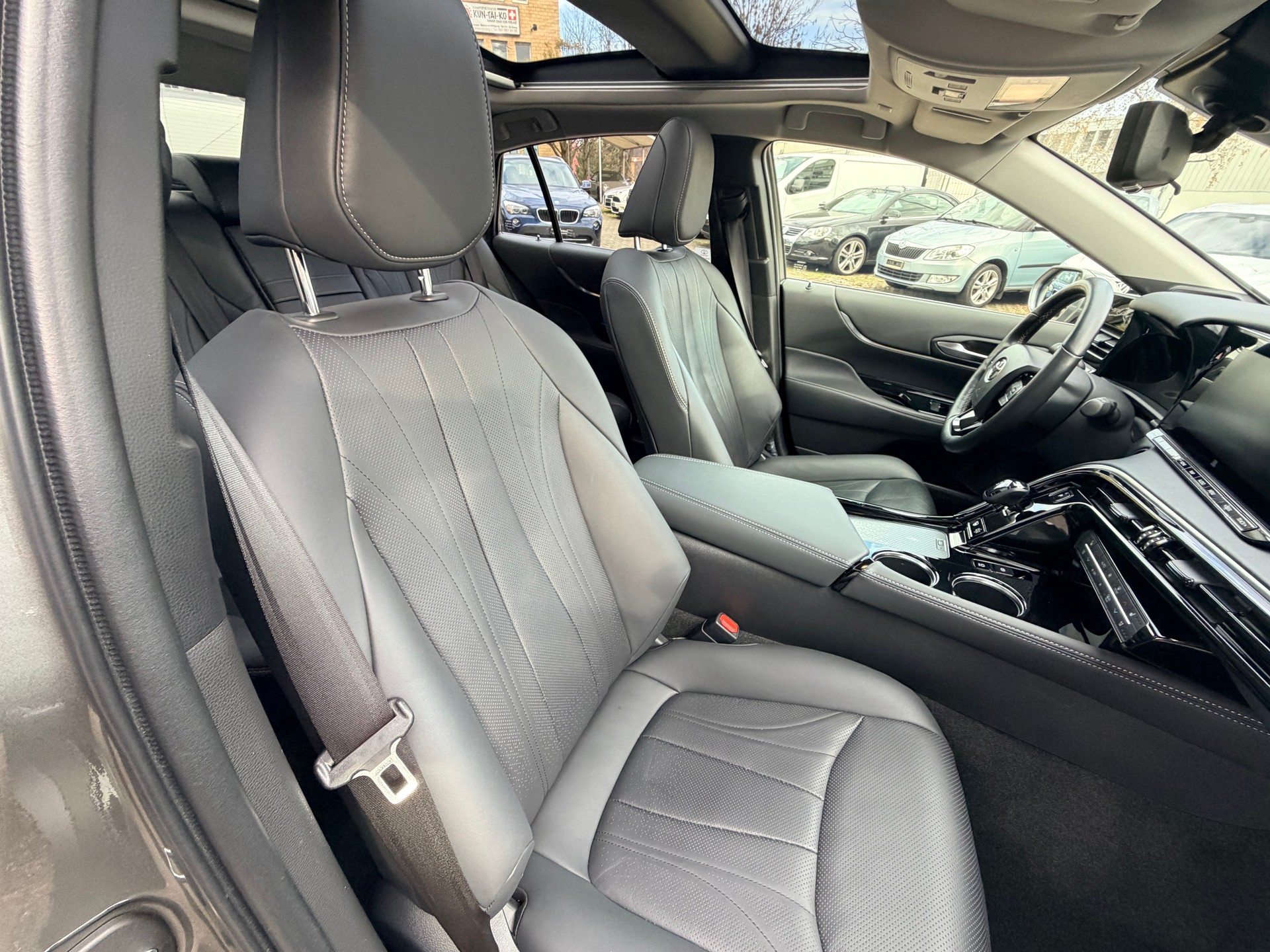 TOYOTA Mirai Fuel cell Platinum-image-11