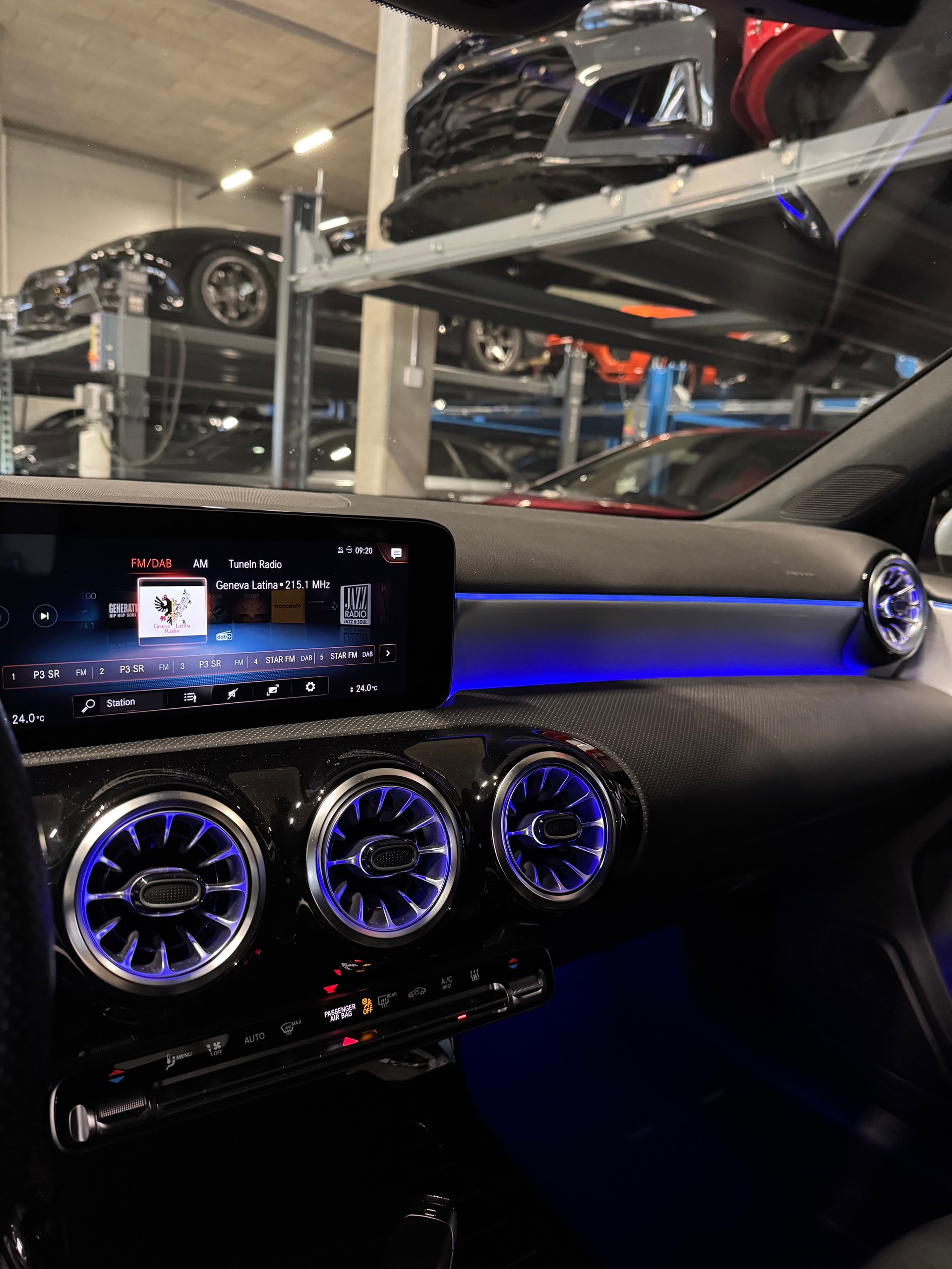 MERCEDES-BENZ A 250e AMG Line 8G-DCT-image-10