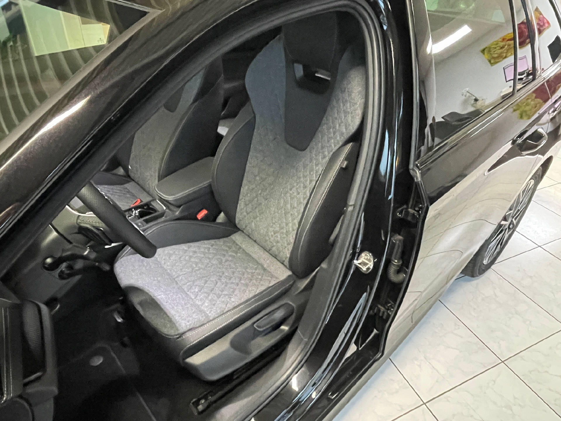 SKODA Octavia Combi 2.0 TSI SportLine 4x4 DSG-image-9