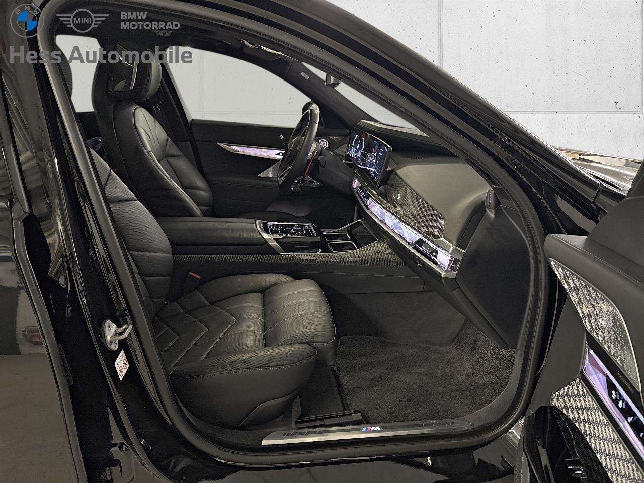 BMW M760e xDrive-image-10