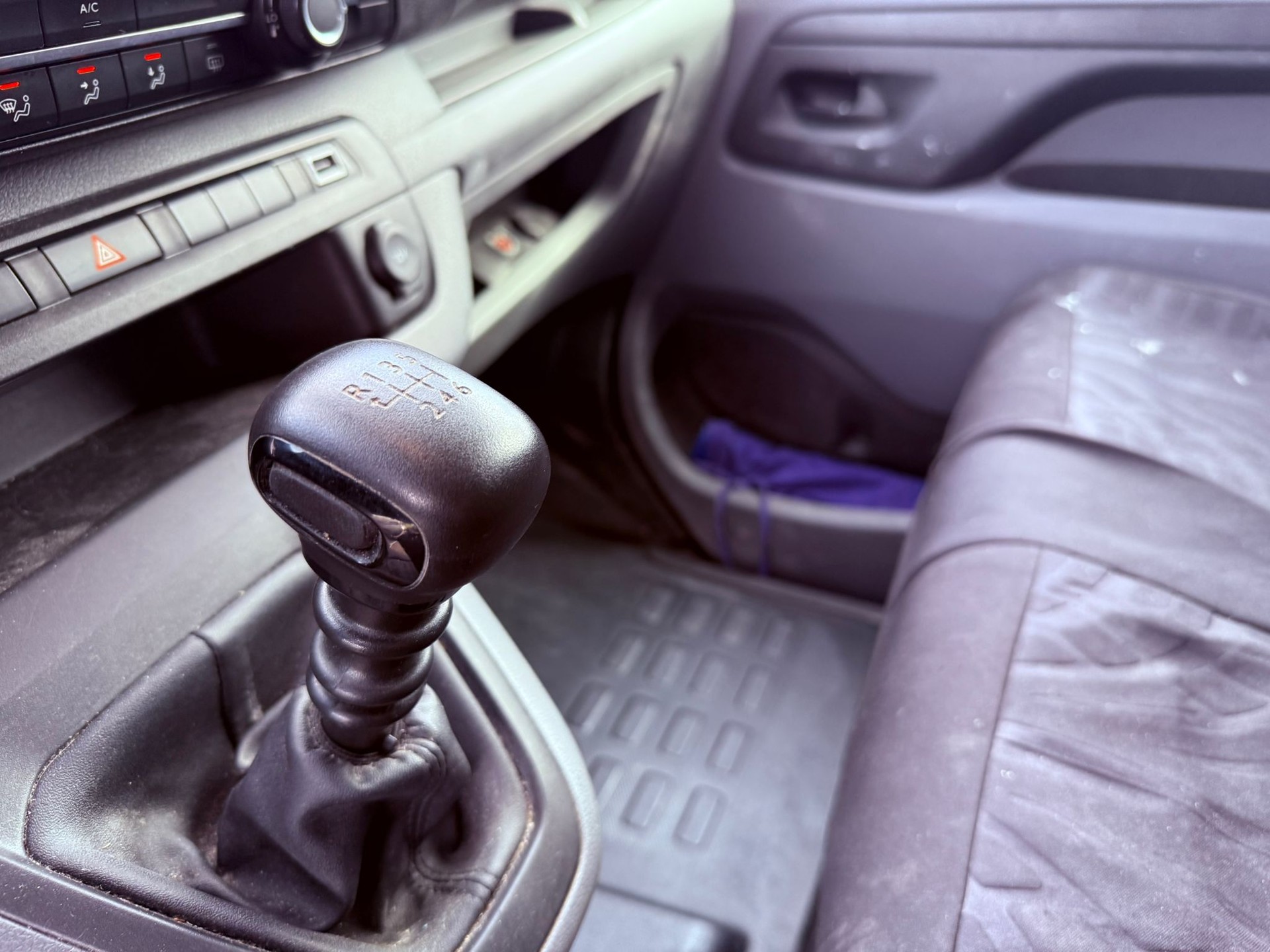 PEUGEOT Expert 1.5 BlueHDi 120 S&S Allure Standard-image-13