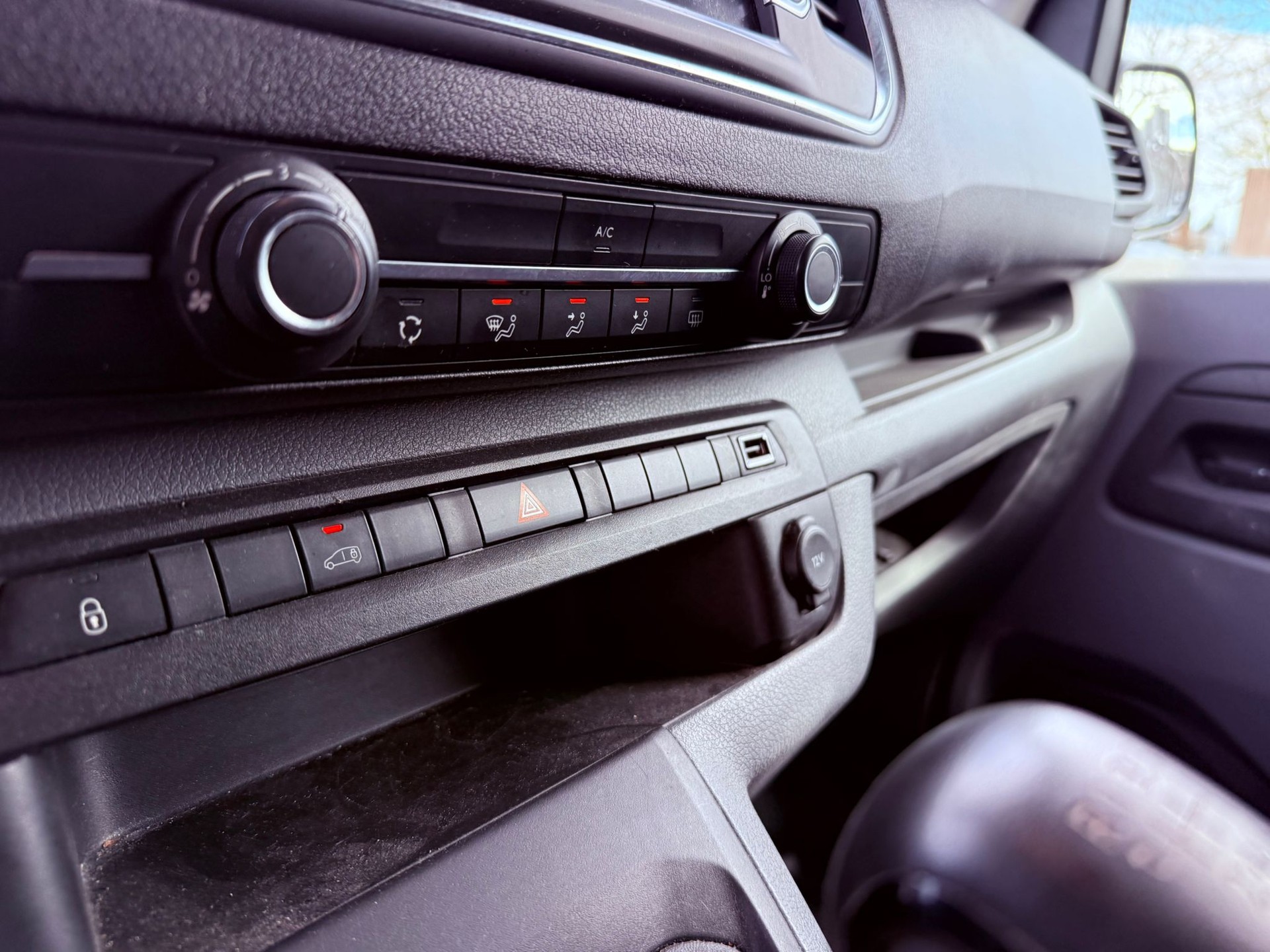 PEUGEOT Expert 1.5 BlueHDi 120 S&S Allure Standard-image-10
