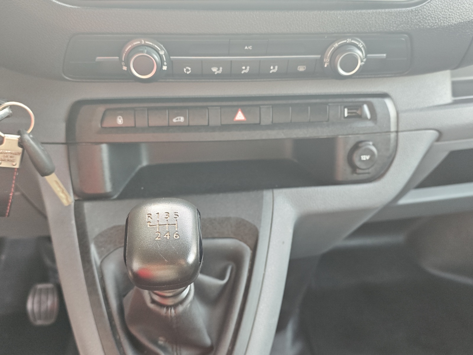 PEUGEOT Expert 2.0 BlueHDi 150 S&S Premium Standard-image-14