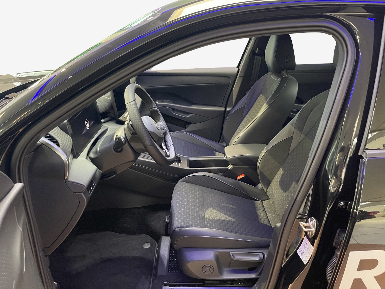 VW T-Roc 1.5 eTSI mHEV R-Line DSG-image-1