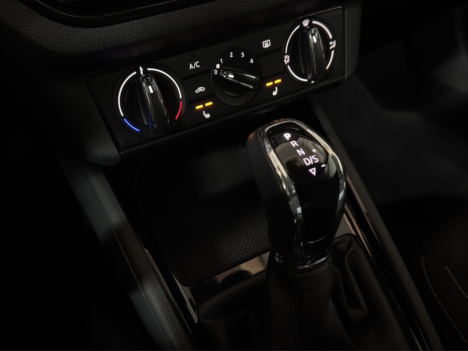 SKODA Kamiq 1.0 TSI Ambition DSG-image-14