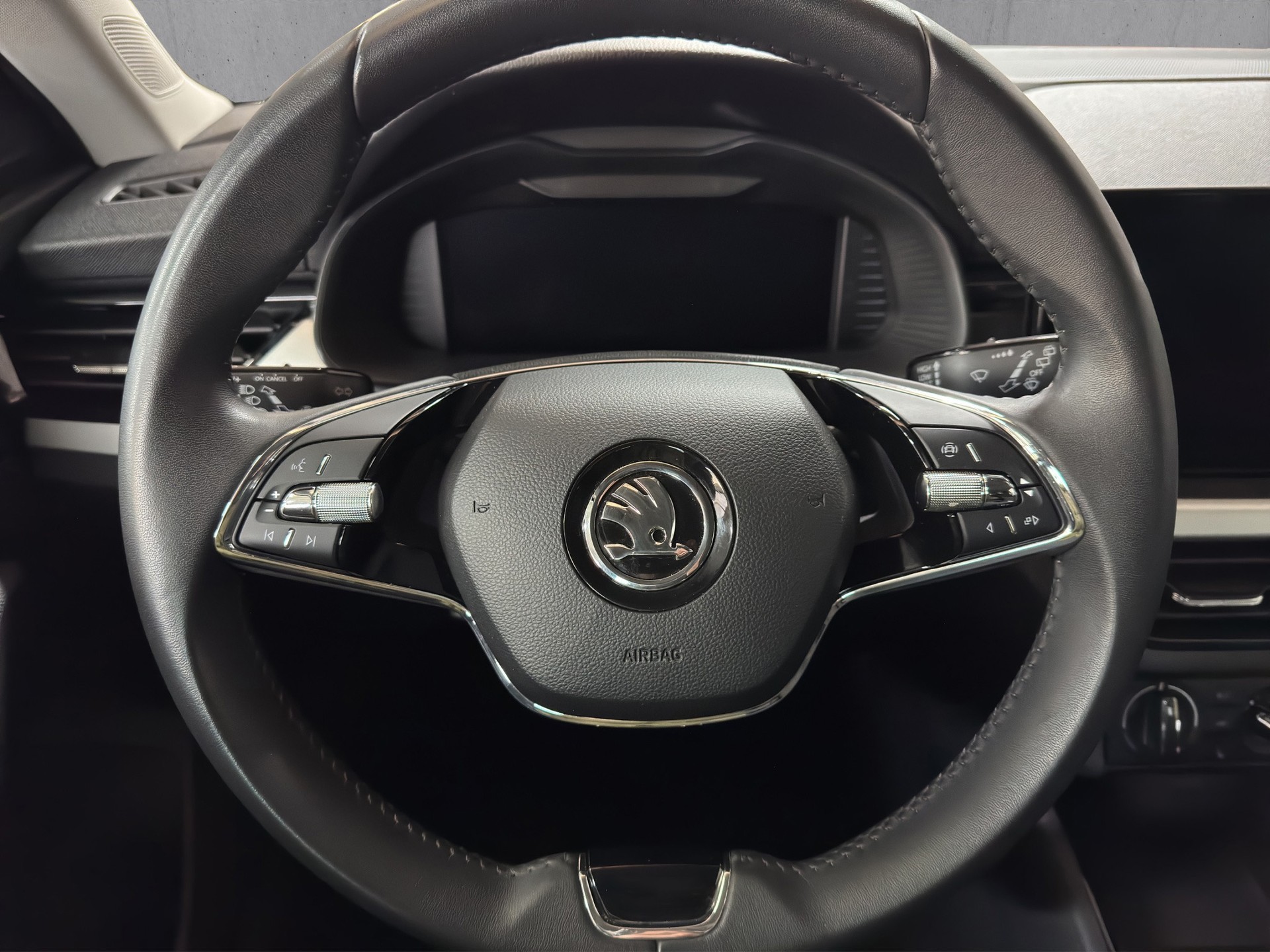 SKODA Kamiq 1.0 TSI Ambition DSG-image-12