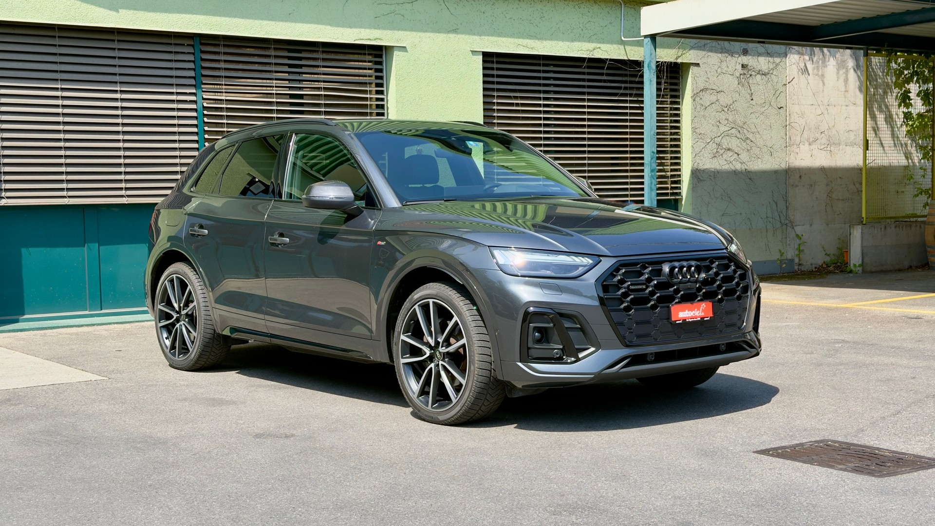 AUDI Q5 40 TDI Black Edition quattro S-tronic-image-6