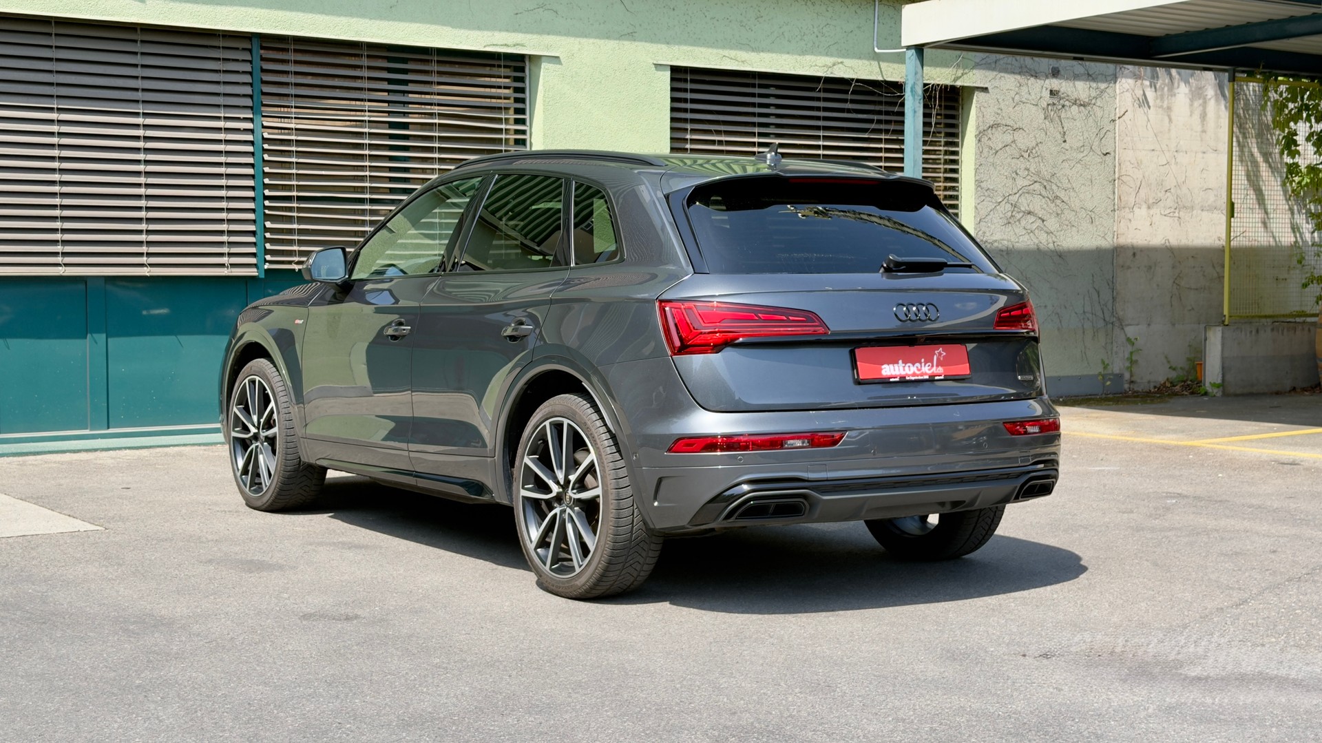 AUDI Q5 40 TDI Black Edition quattro S-tronic-image-2