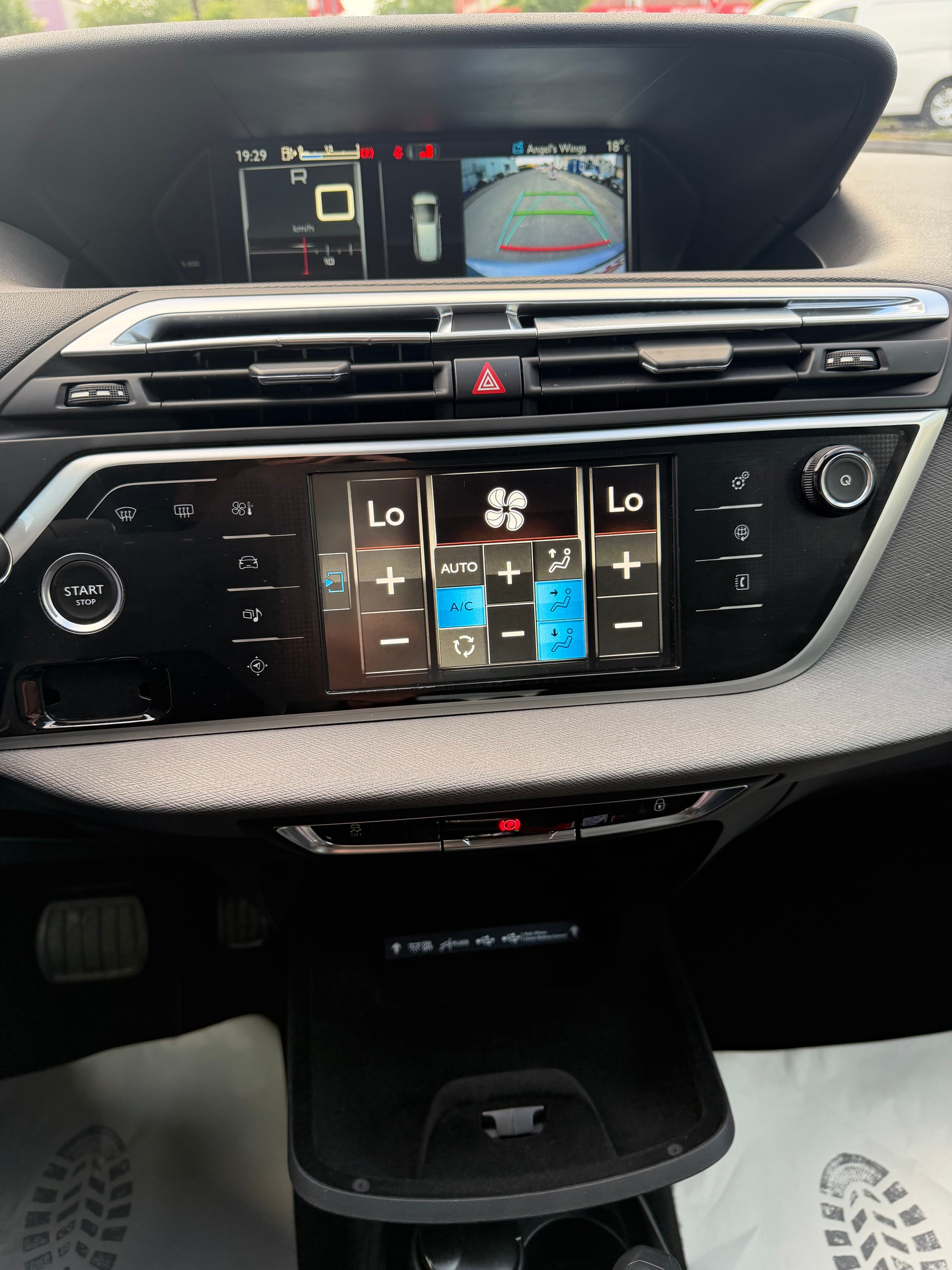 CITROEN Grand C4 Picasso 1.6 e-HDi Exclusive EGS6-image-21