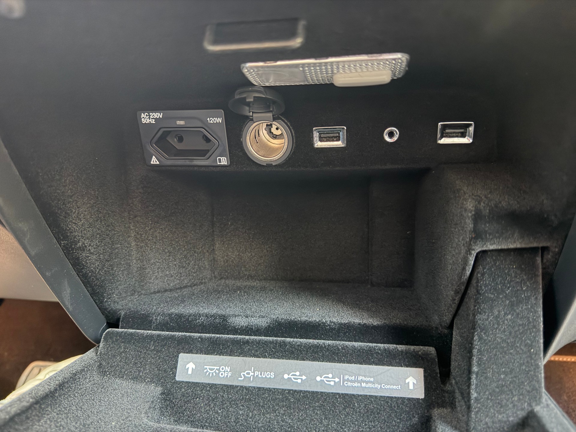 CITROEN Grand C4 Picasso 1.6 e-HDi Exclusive EGS6-image-19