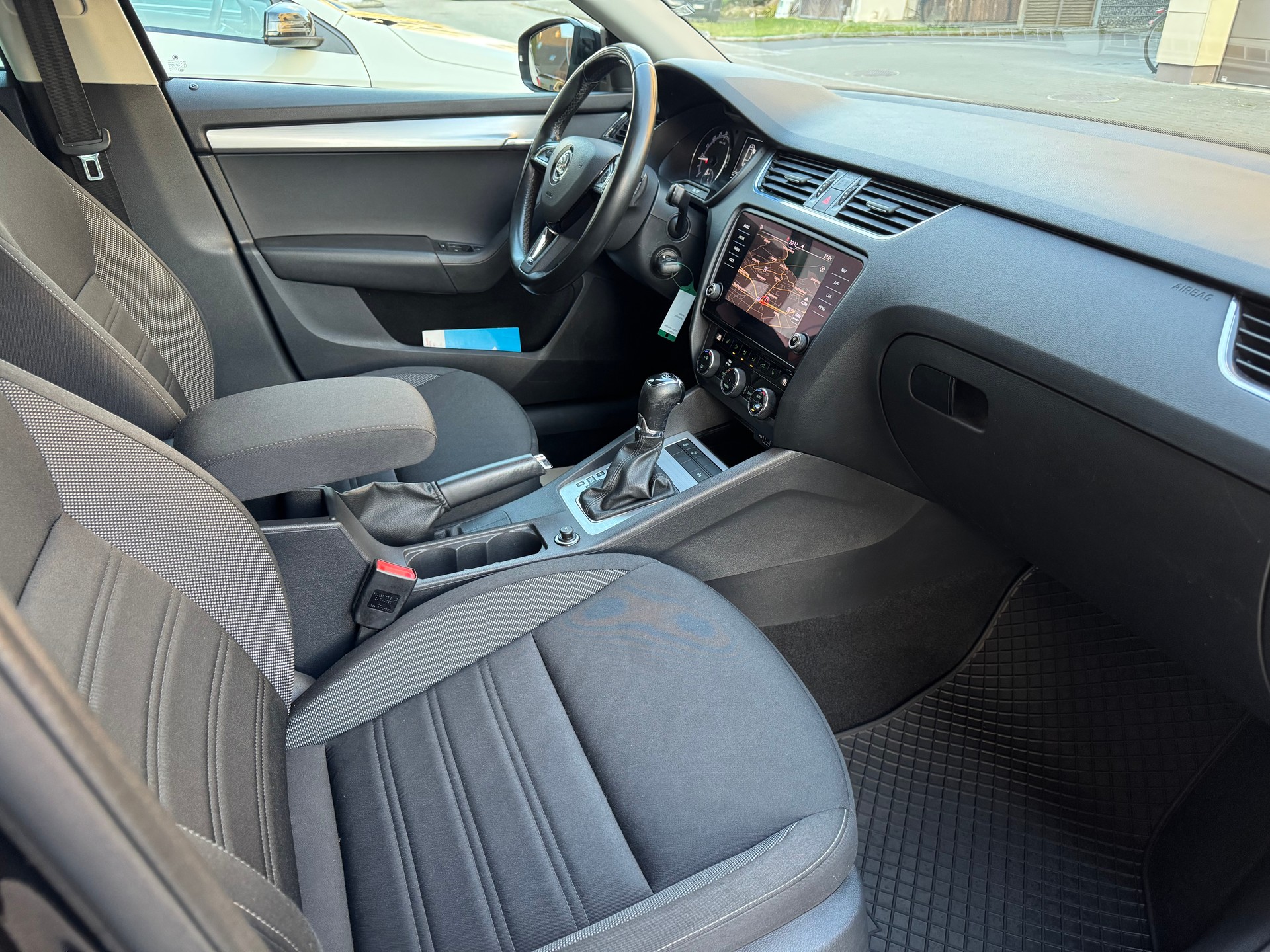 SKODA Octavia Combi 2.0 TDI DSG *mit AHK*-image-8