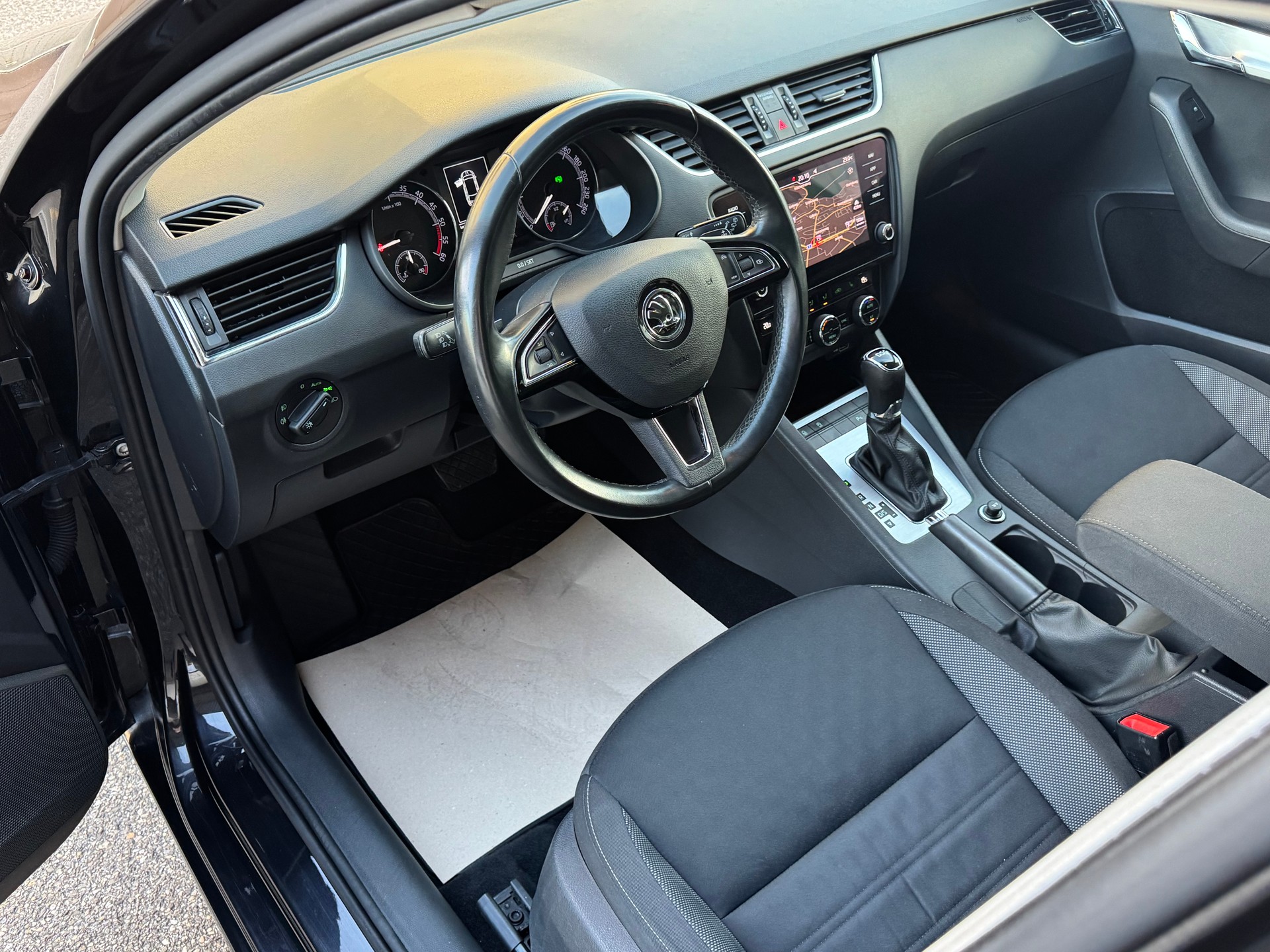 SKODA Octavia Combi 2.0 TDI DSG *mit AHK*-image-5