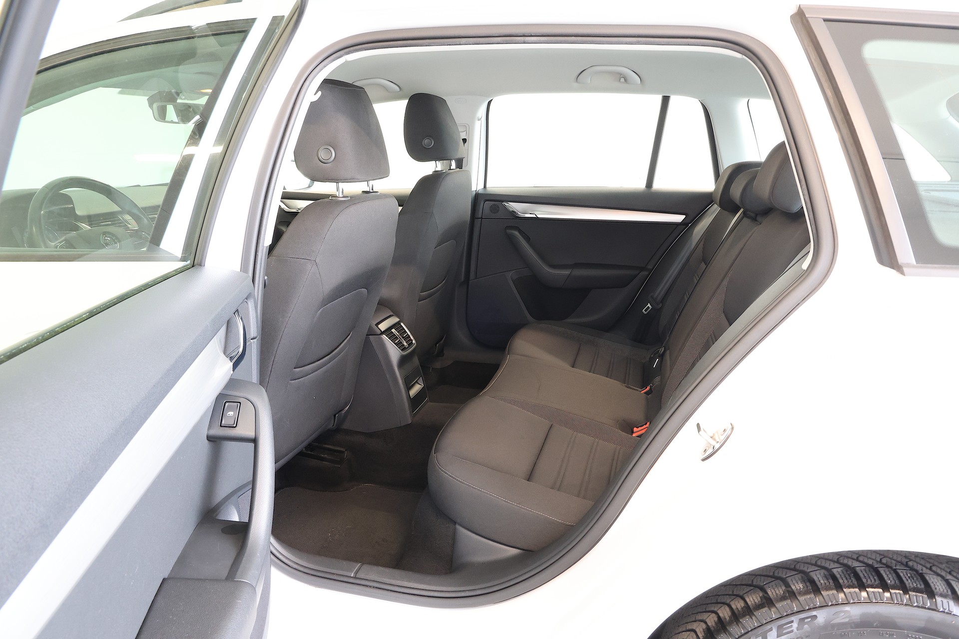 SKODA Octavia Combi 2.0 TDI Ambition DSG-image-14