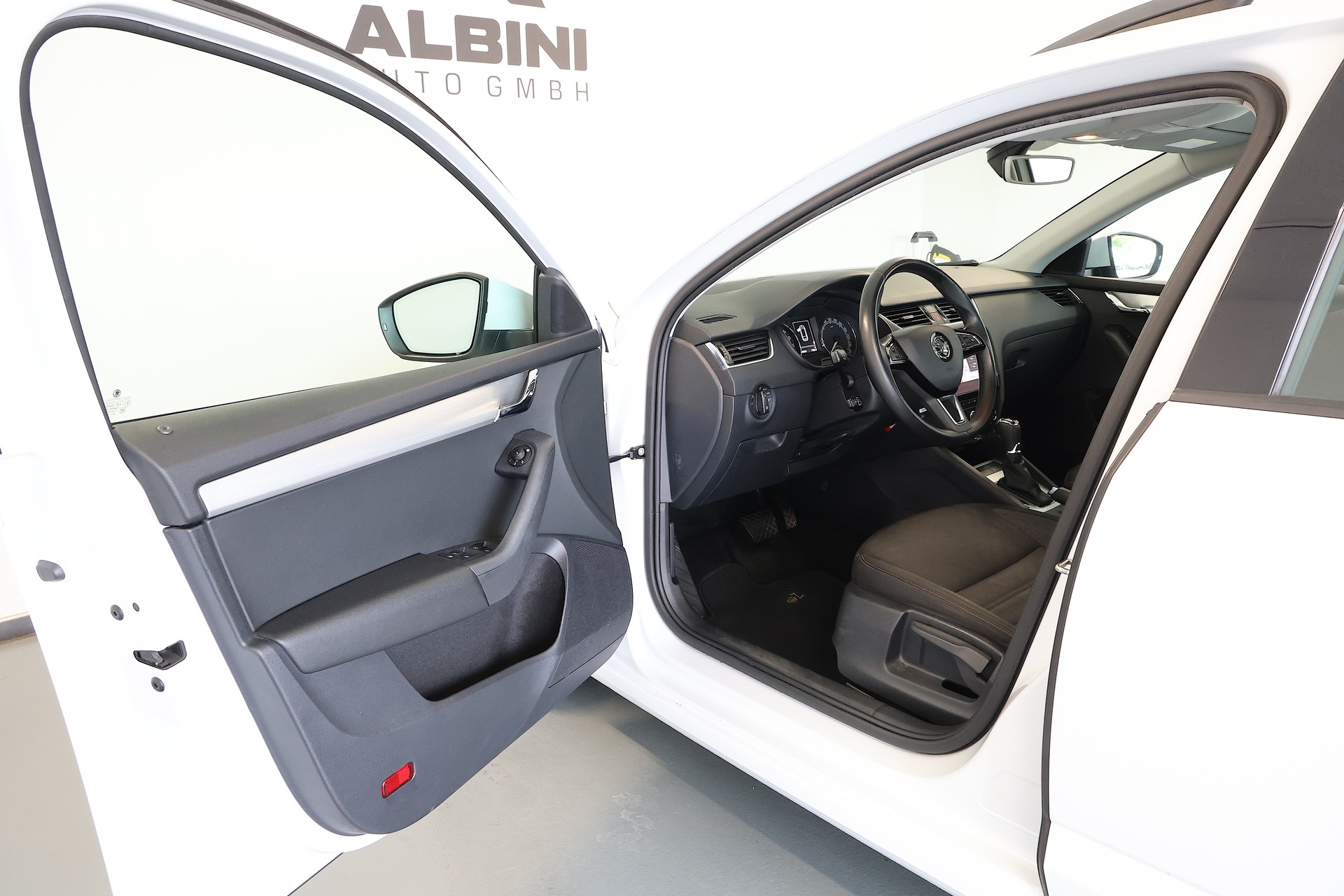 SKODA Octavia Combi 2.0 TDI Ambition DSG-image-4
