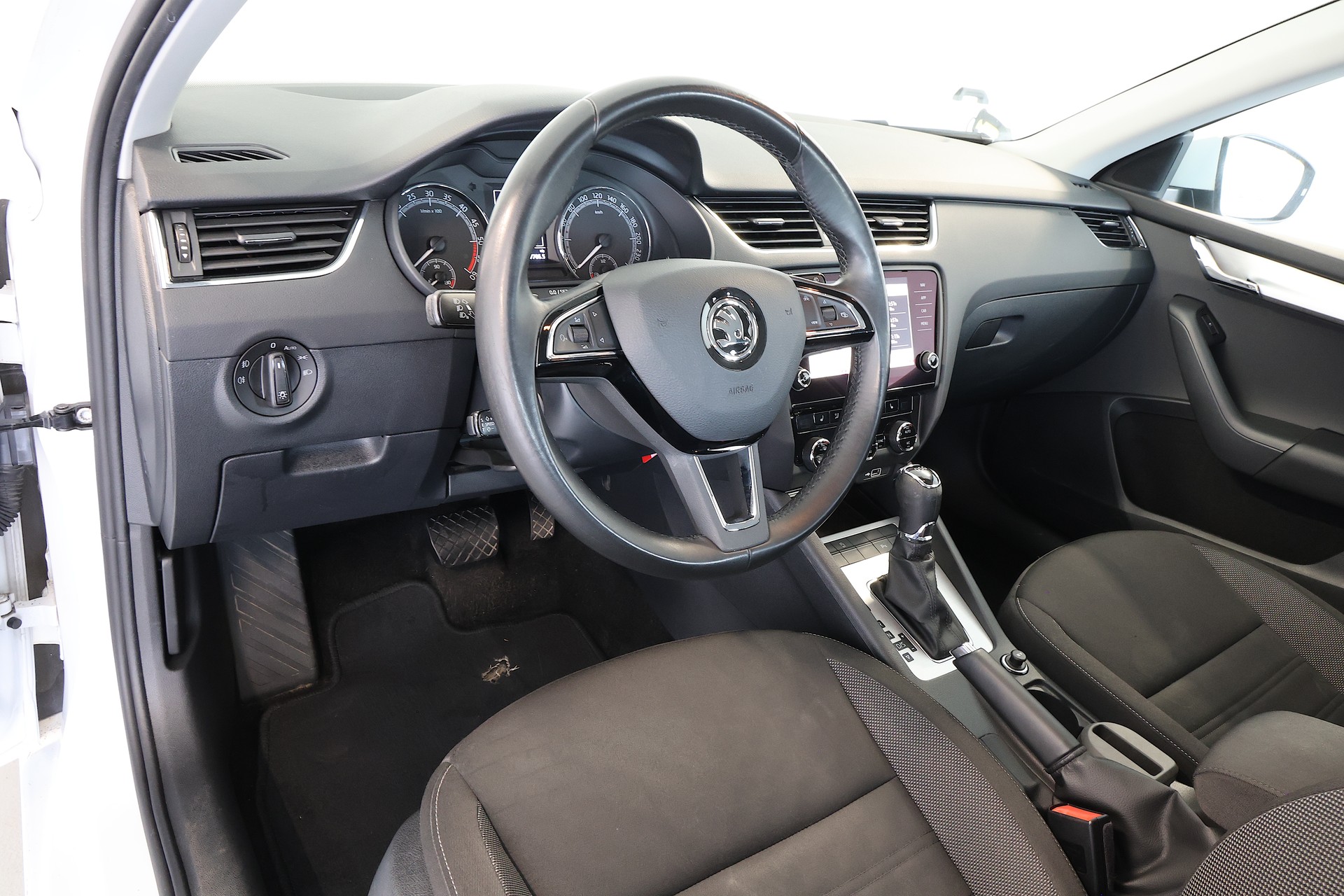 SKODA Octavia Combi 2.0 TDI Ambition DSG-image-6