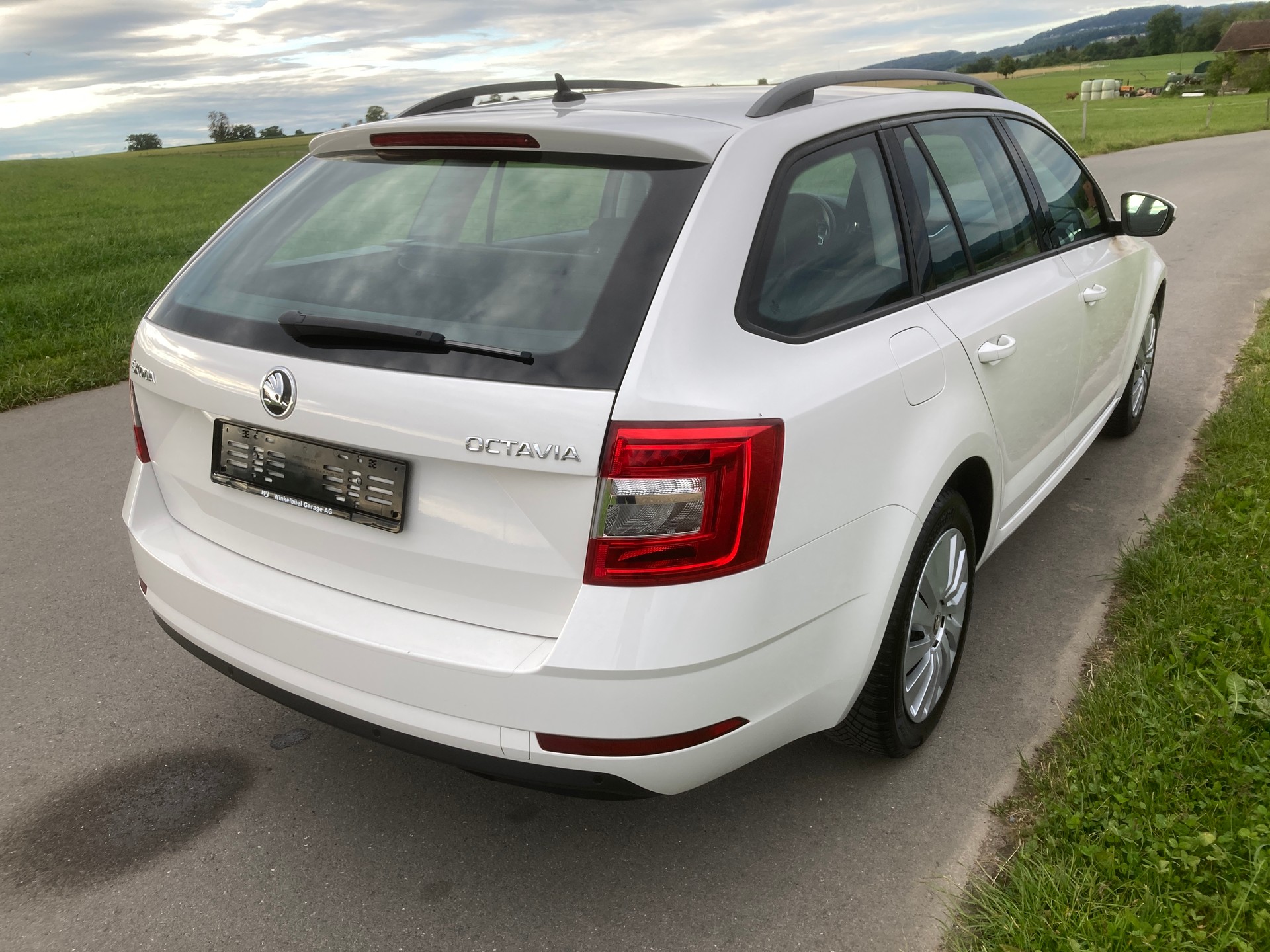 SKODA Octavia Combi 1.6 TDI Ambition DSG-image-2