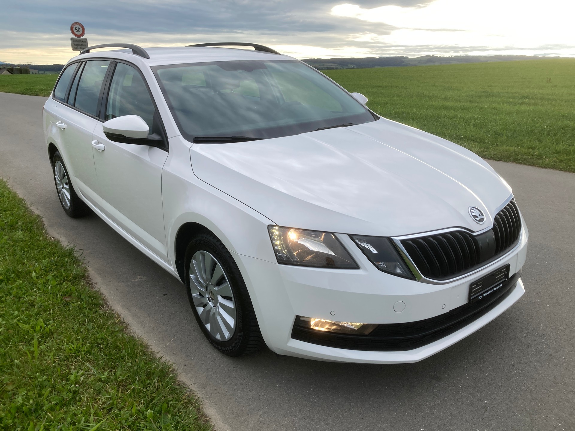 SKODA Octavia Combi 1.6 TDI Ambition DSG-image-1