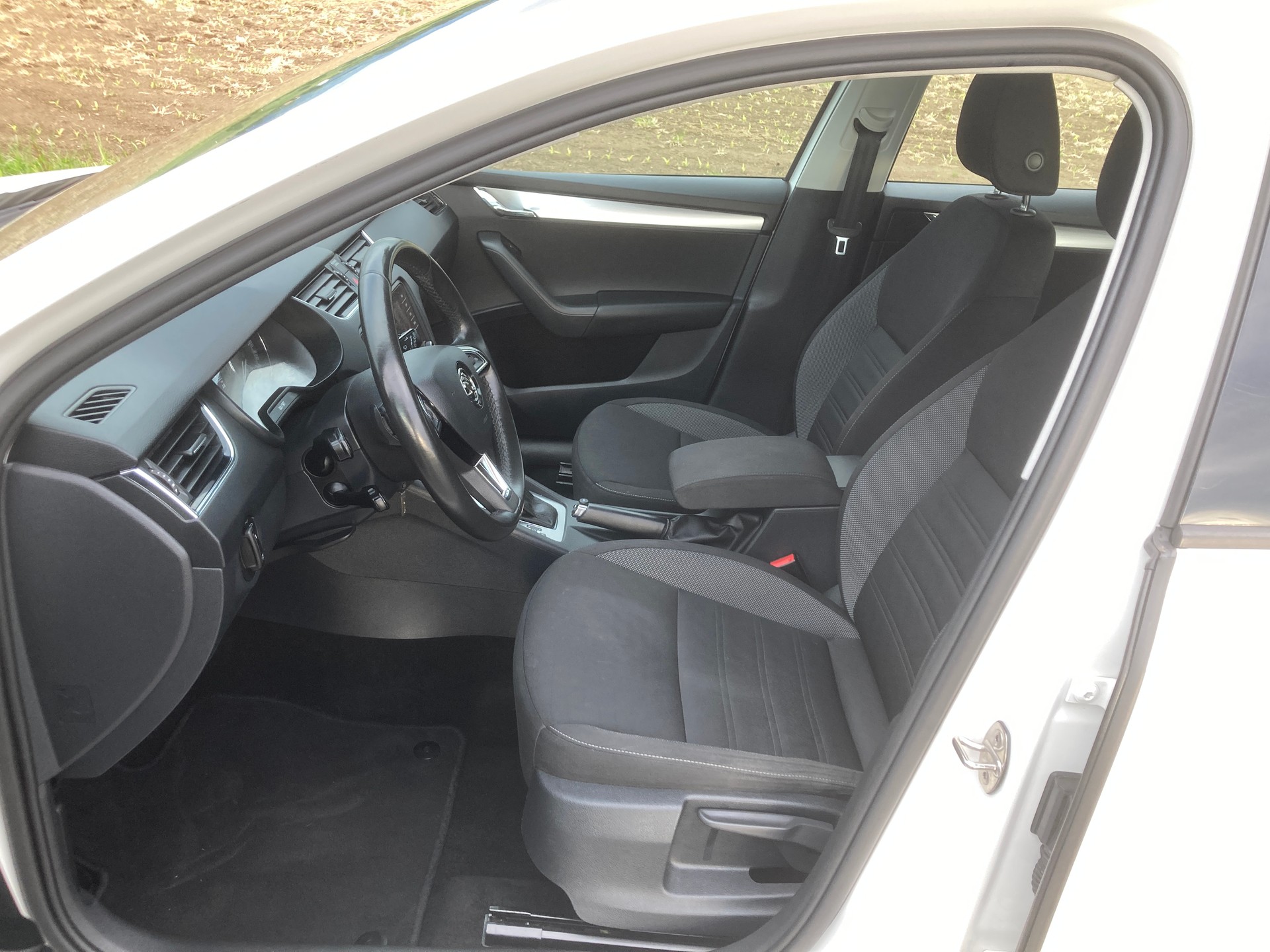 SKODA Octavia Combi 1.6 TDI Ambition DSG-image-8