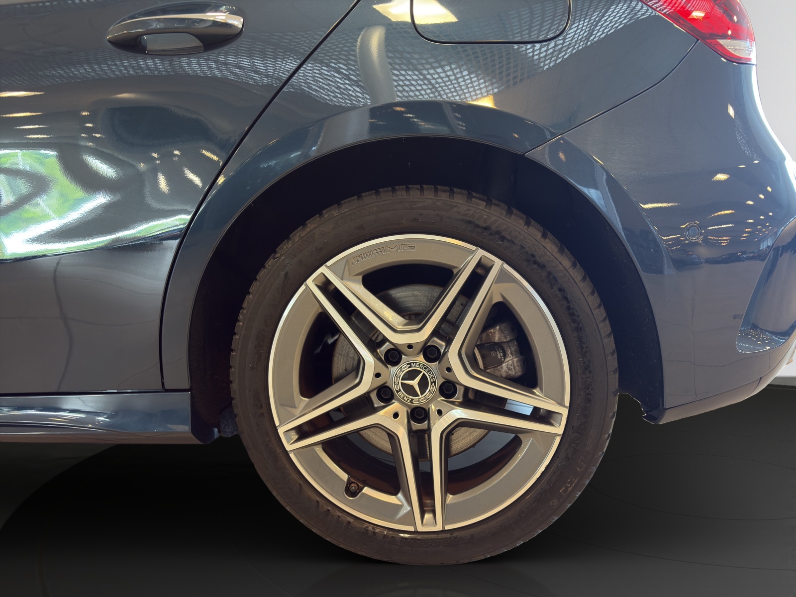 MERCEDES-BENZ A 250e AMG Line-image-5