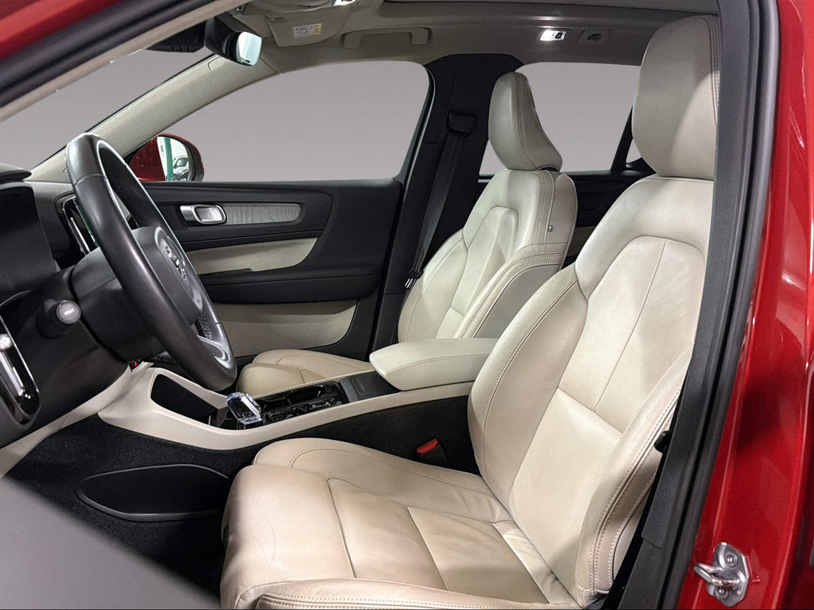 VOLVO XC40 2.0 B5 MH Inscription AWD-image-6
