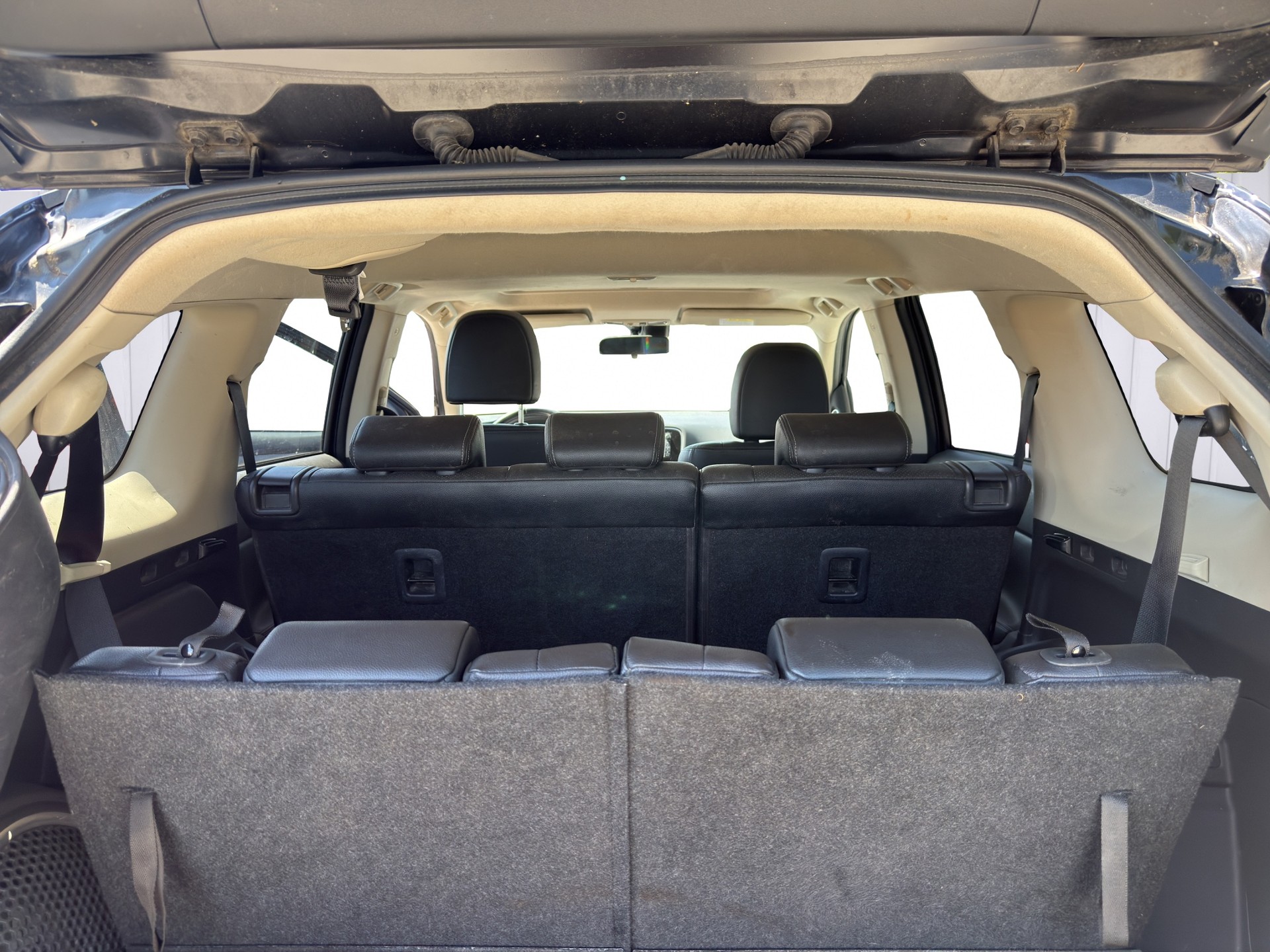 MITSUBISHI Outlander 2.2 DID Navigator 4WD Automatic-image-6
