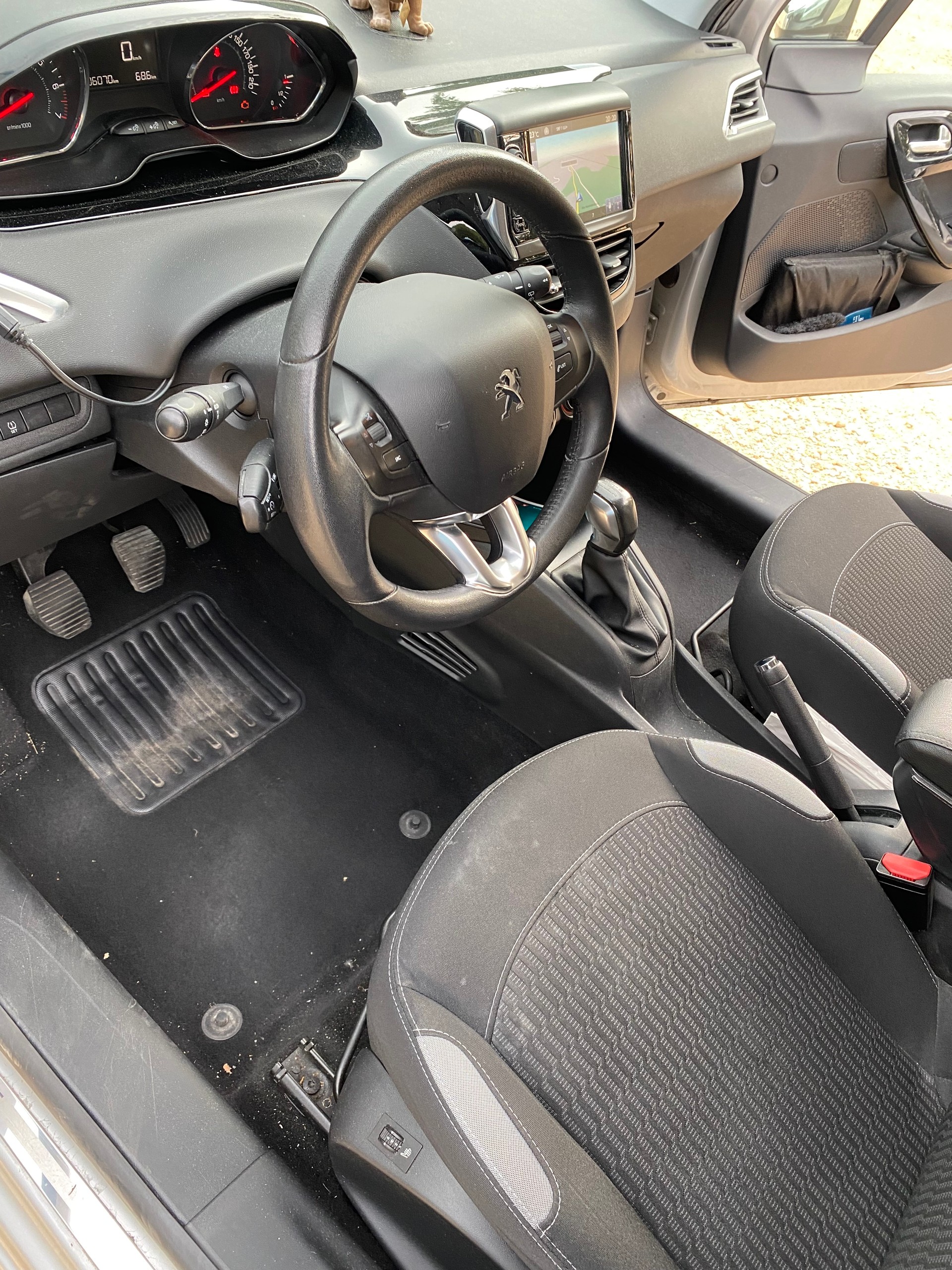 PEUGEOT 1.2 VTi Style-image-2