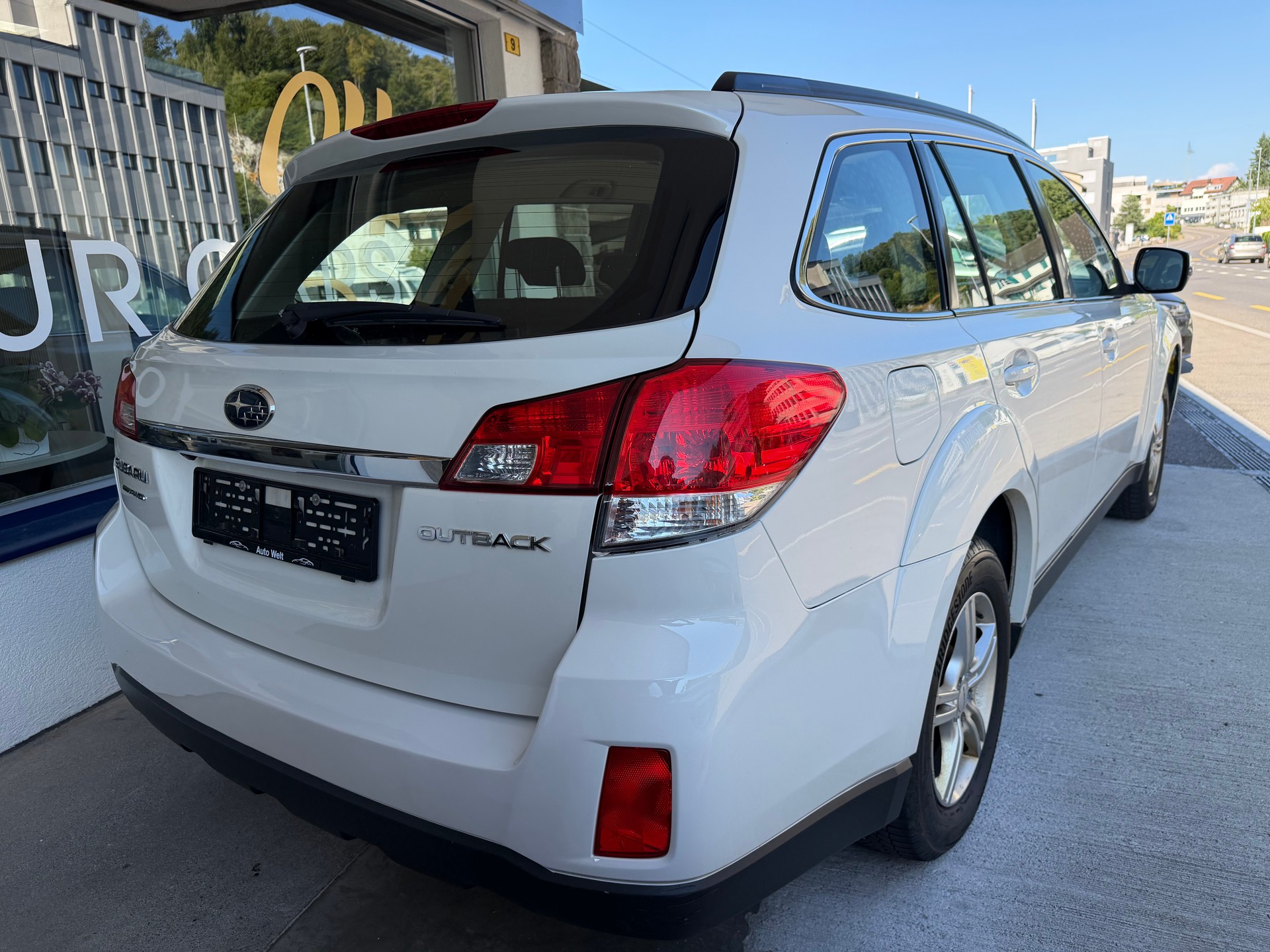 SUBARU Outback 2.5i Swiss AWD Lineartronic-image-4