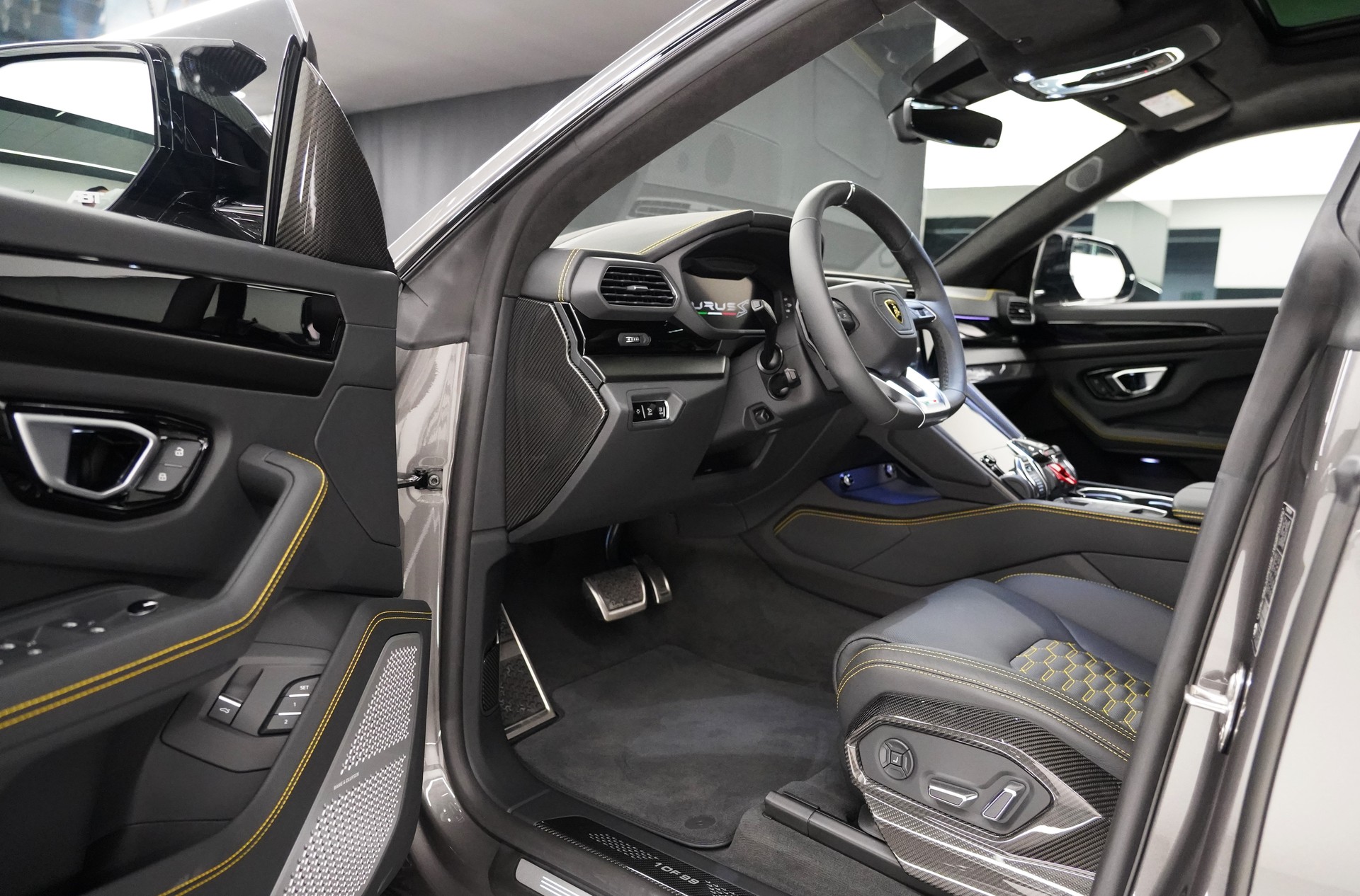LAMBORGHINI Urus S-image-8