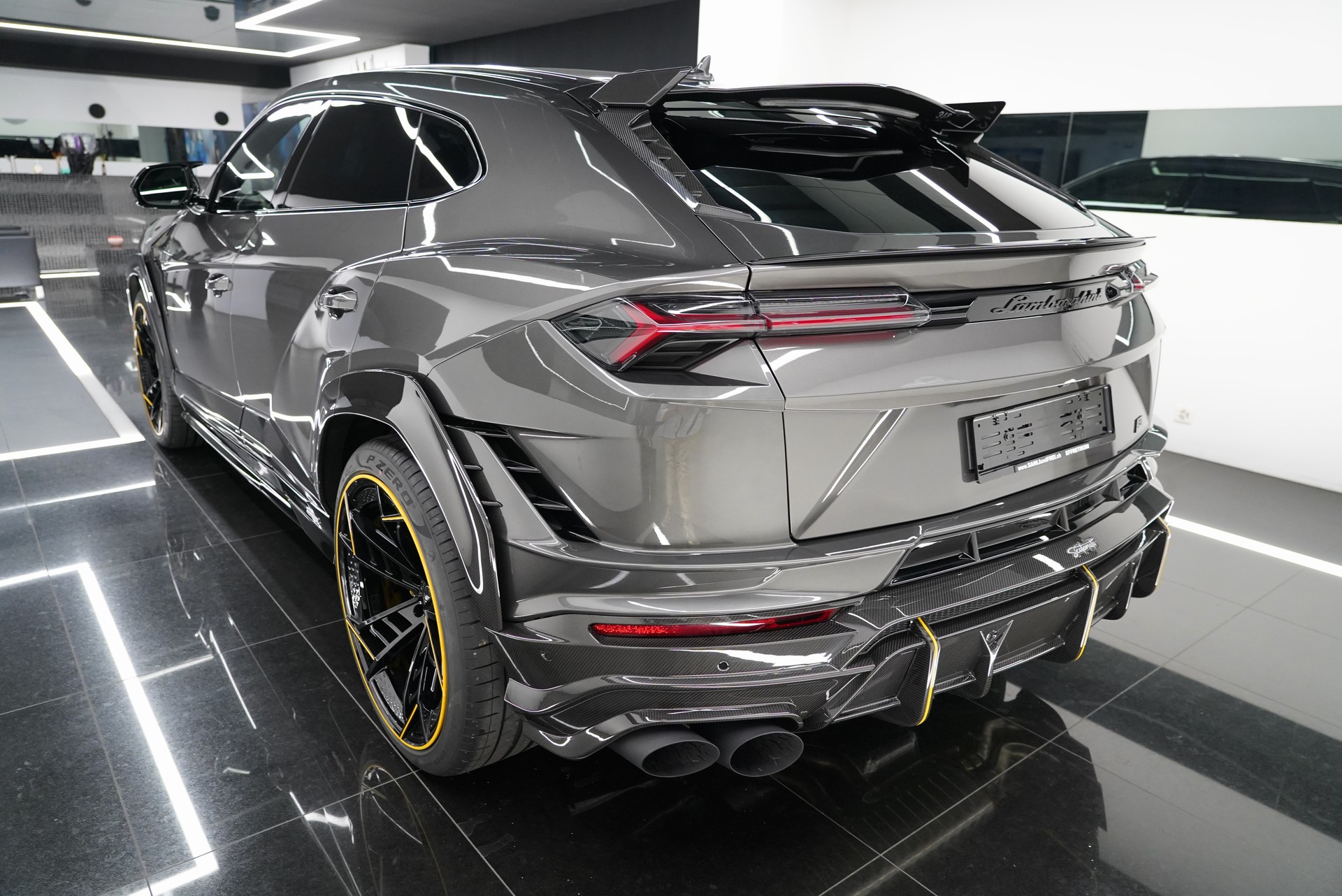 LAMBORGHINI Urus S-image-4