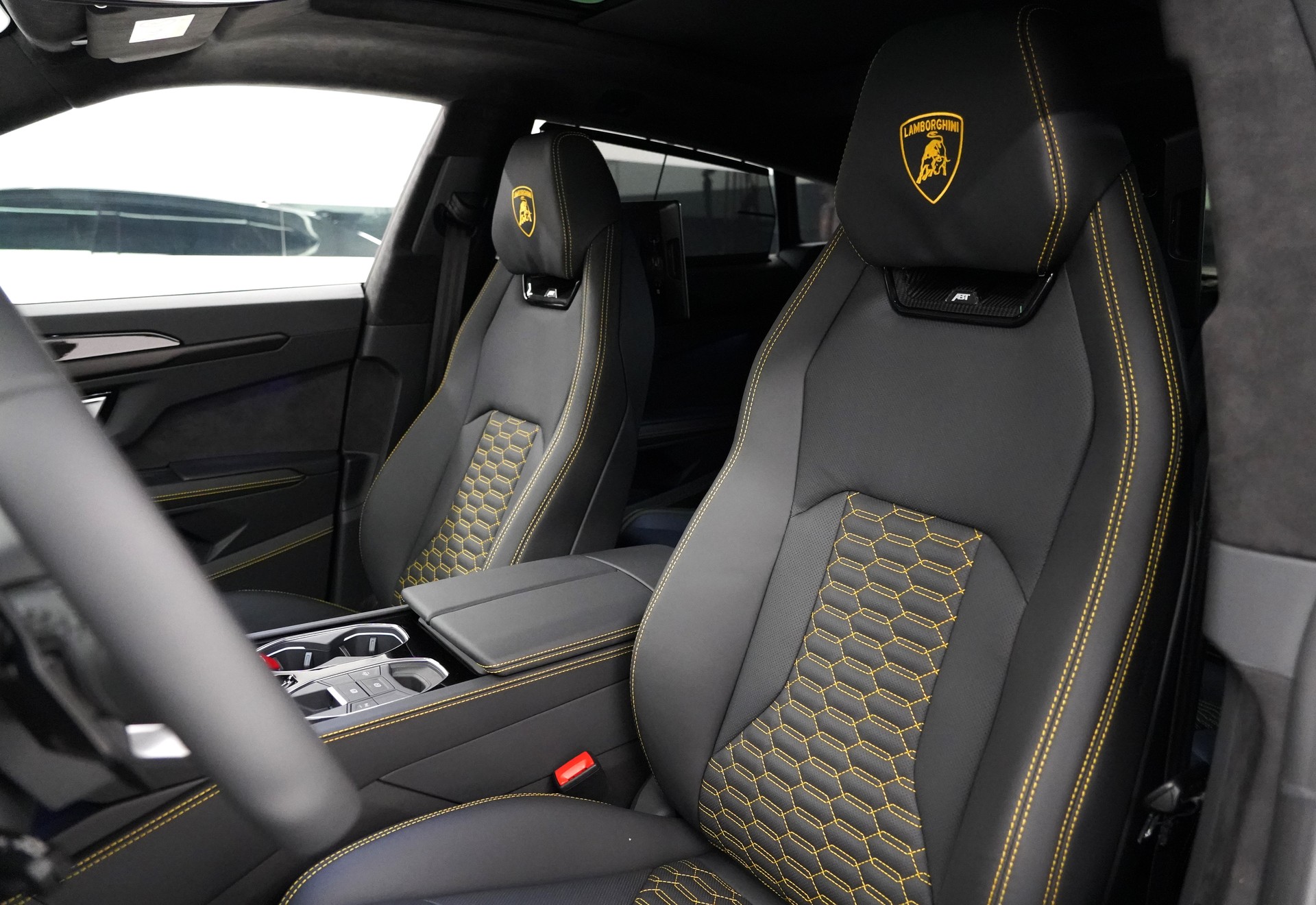 LAMBORGHINI Urus S-image-11