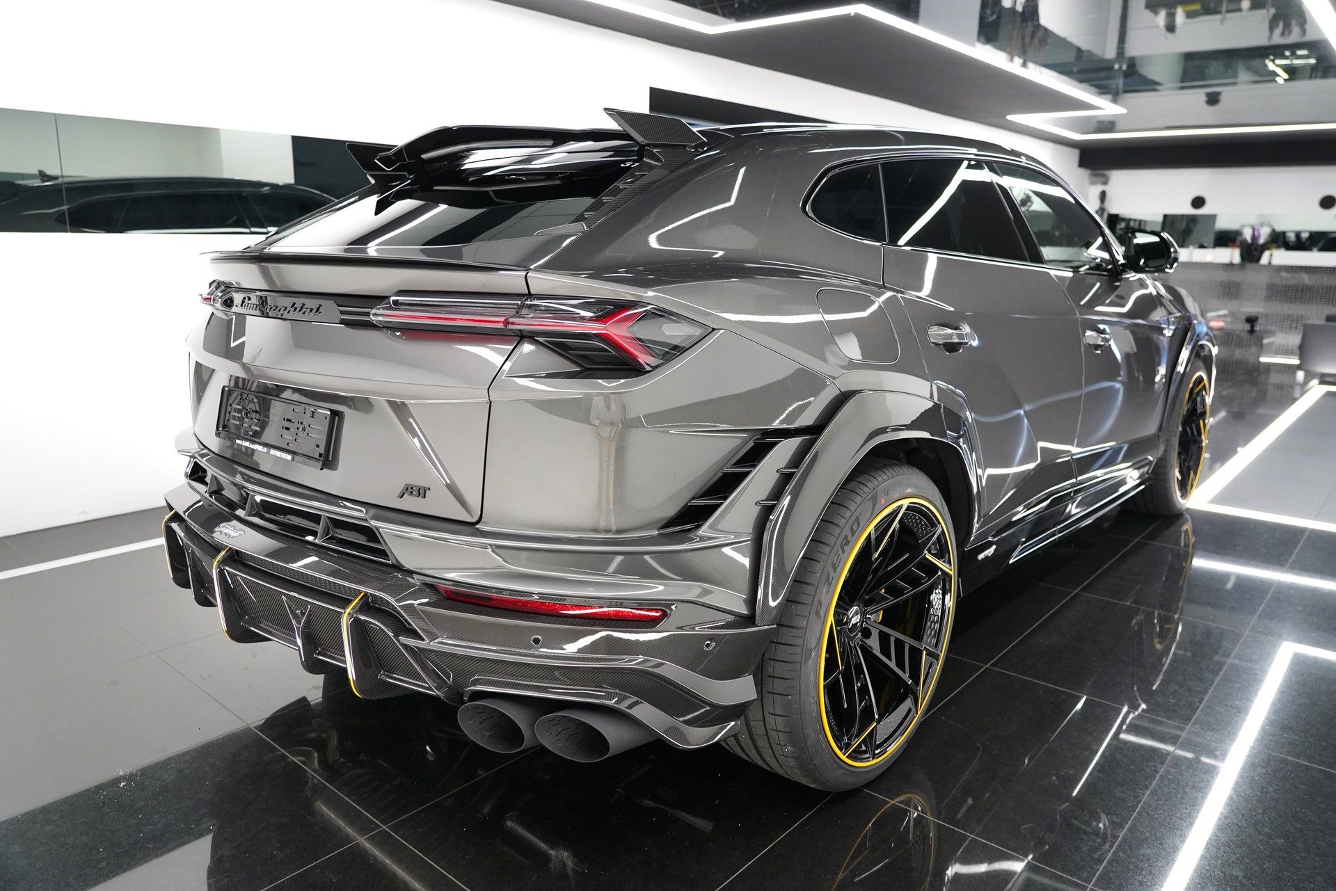 LAMBORGHINI Urus S-image-3