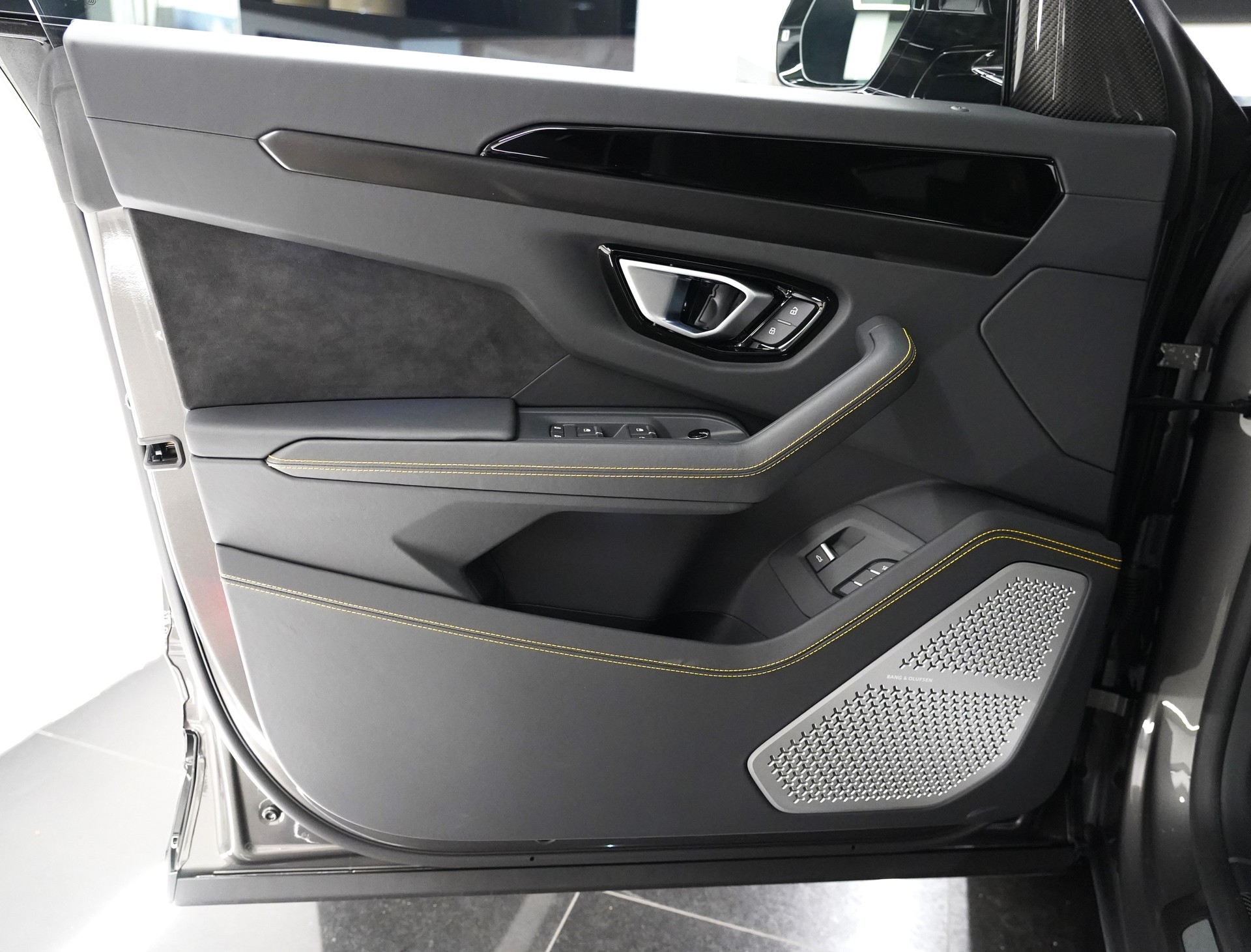 LAMBORGHINI Urus S-image-10