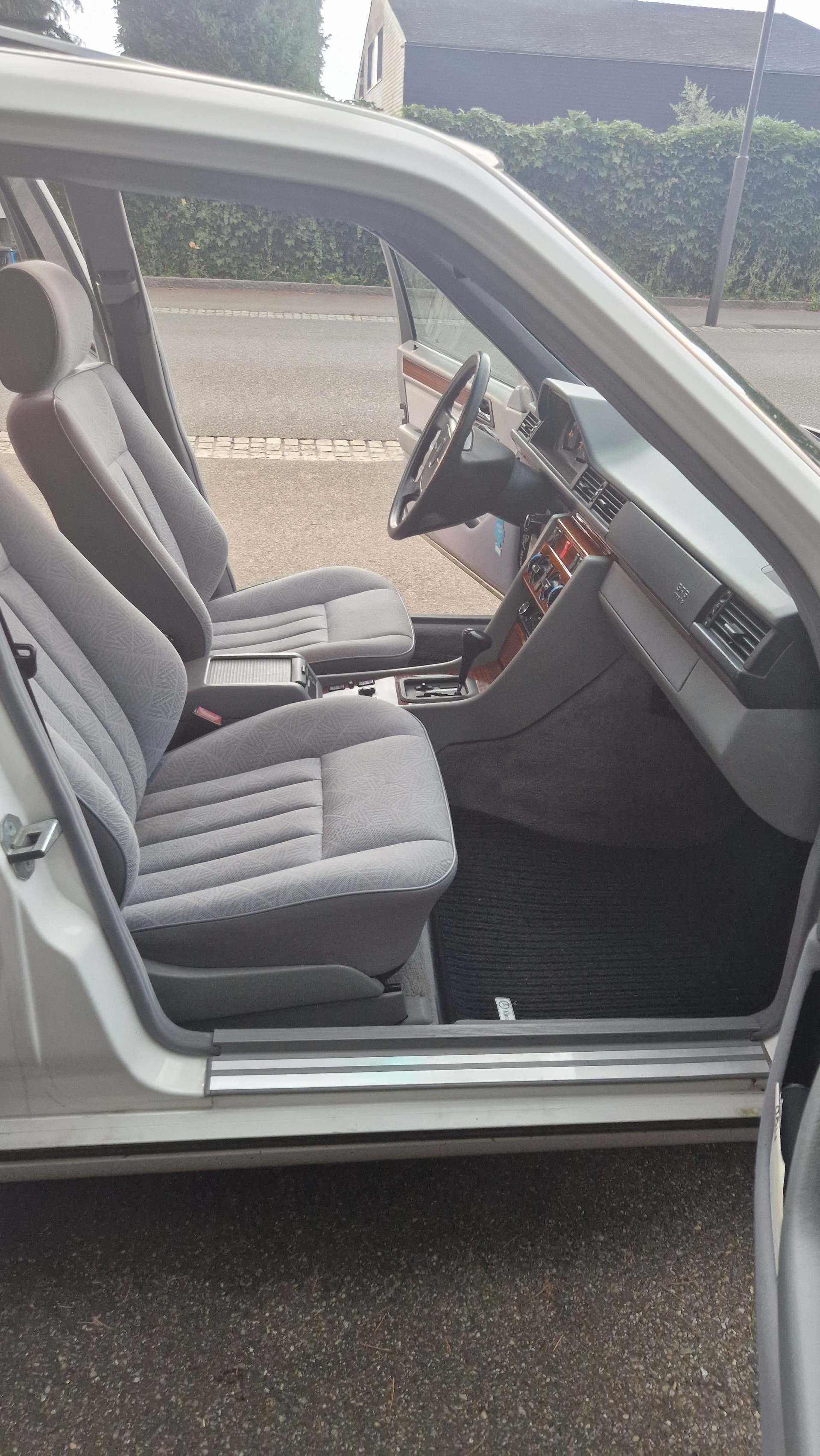 MERCEDES-BENZ E 280-image-16
