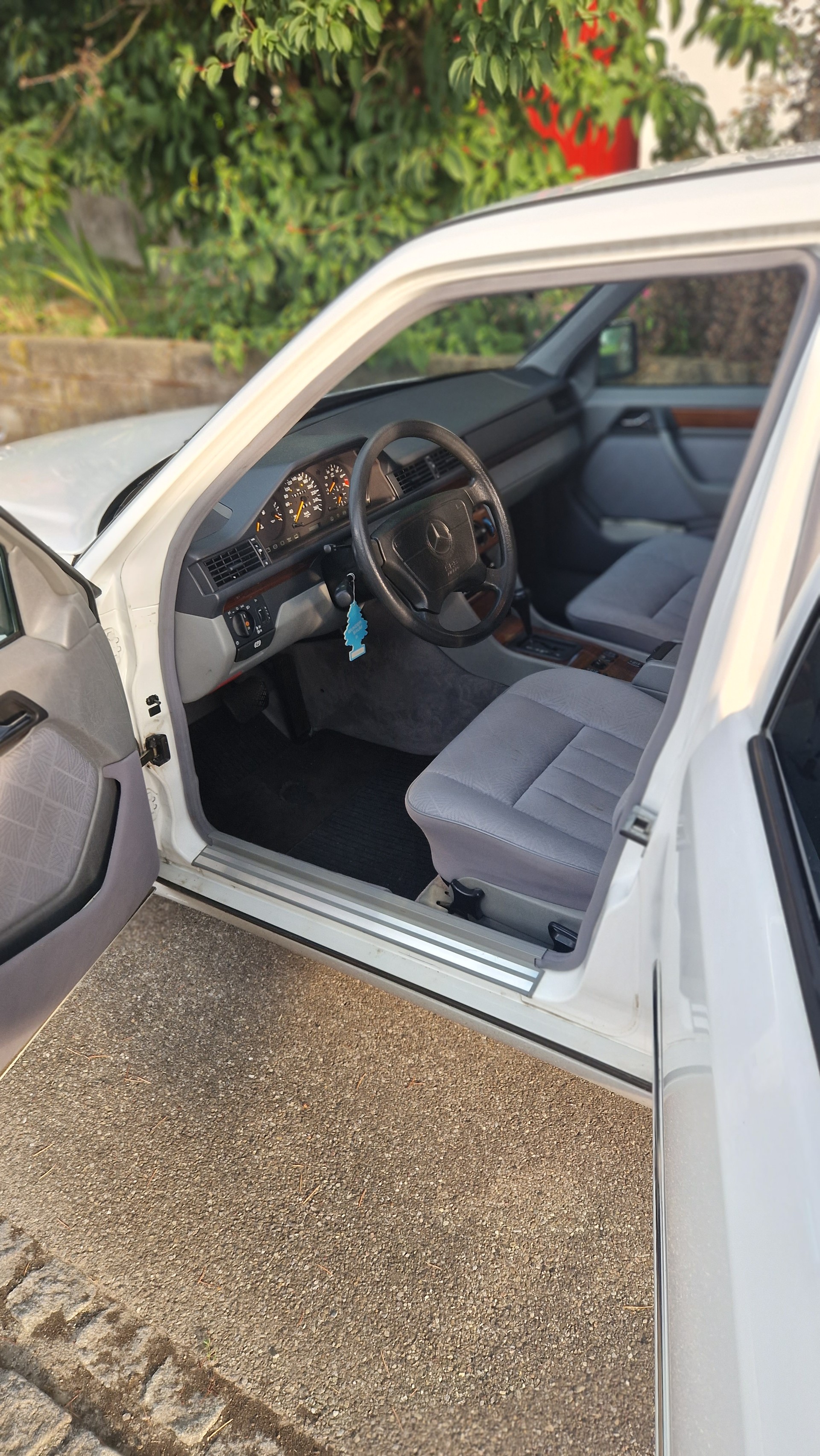 MERCEDES-BENZ E 280-image-11
