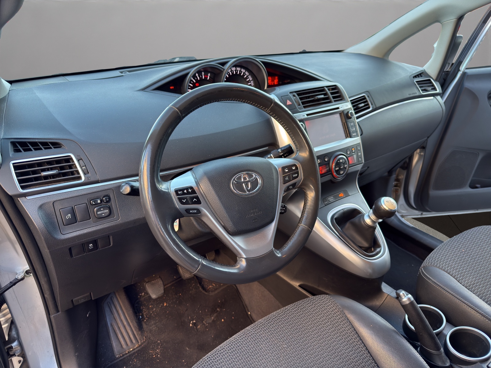 TOYOTA Verso 2.0 D-4D Luna-image-9