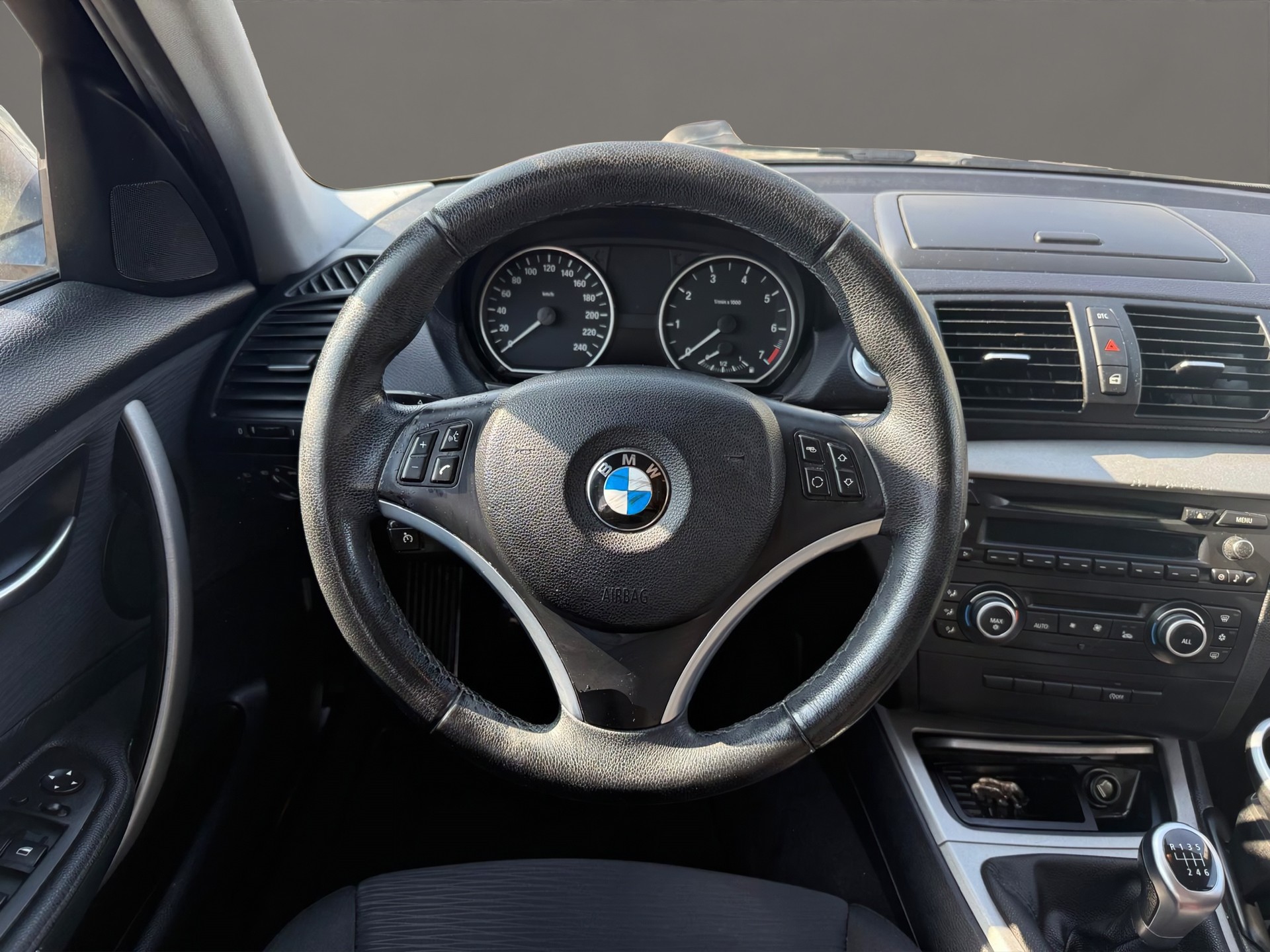 BMW 116i Dynamic Edition-image-12