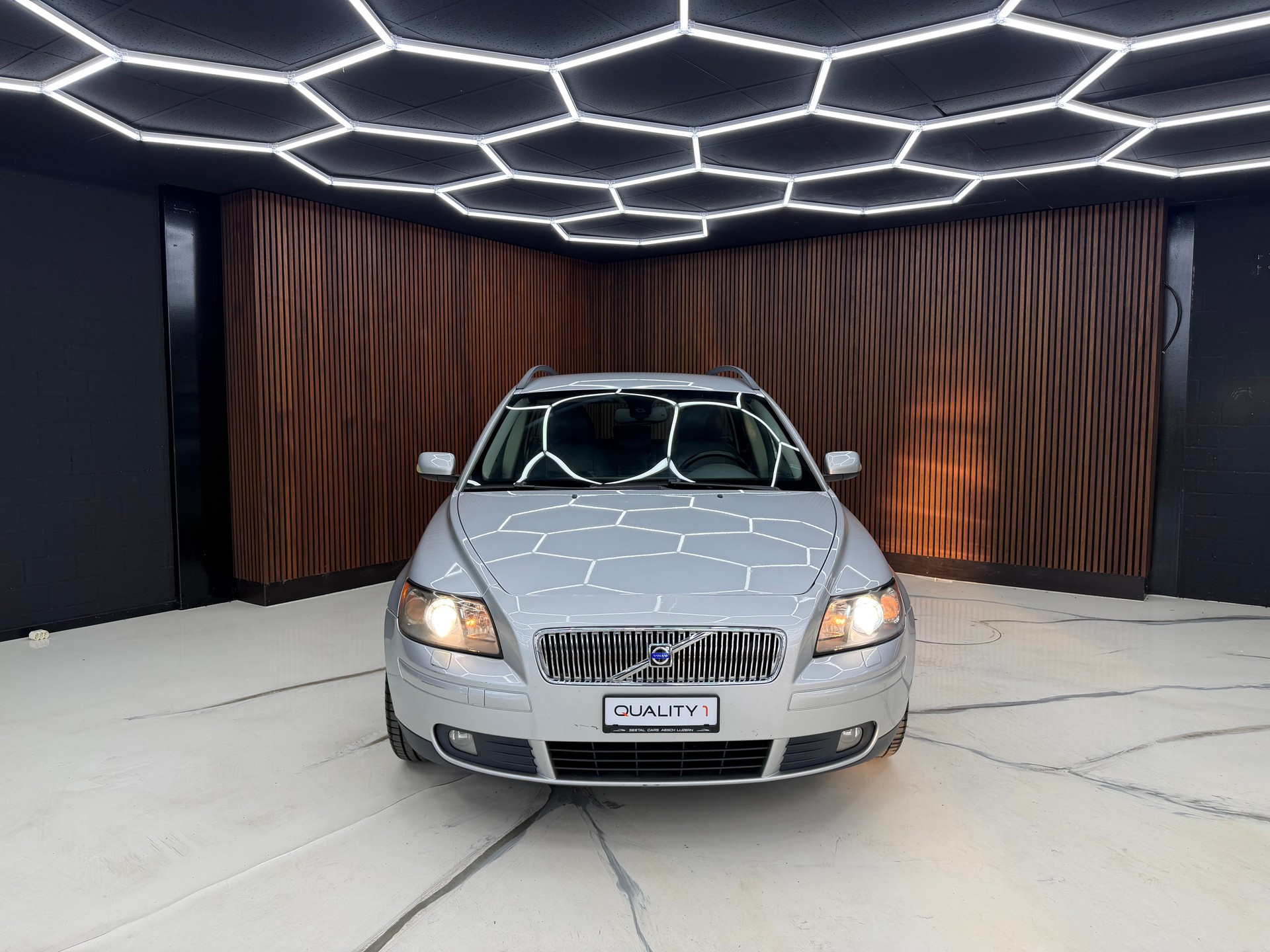 VOLVO V50 2.4I Momentum-image-1