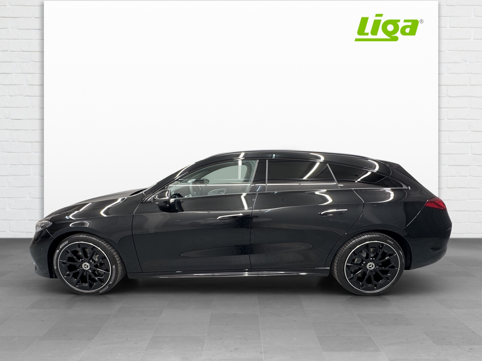 MERCEDES-BENZ CLA 350 4Matic Shooting Brake with EQ Hybrid-image-2