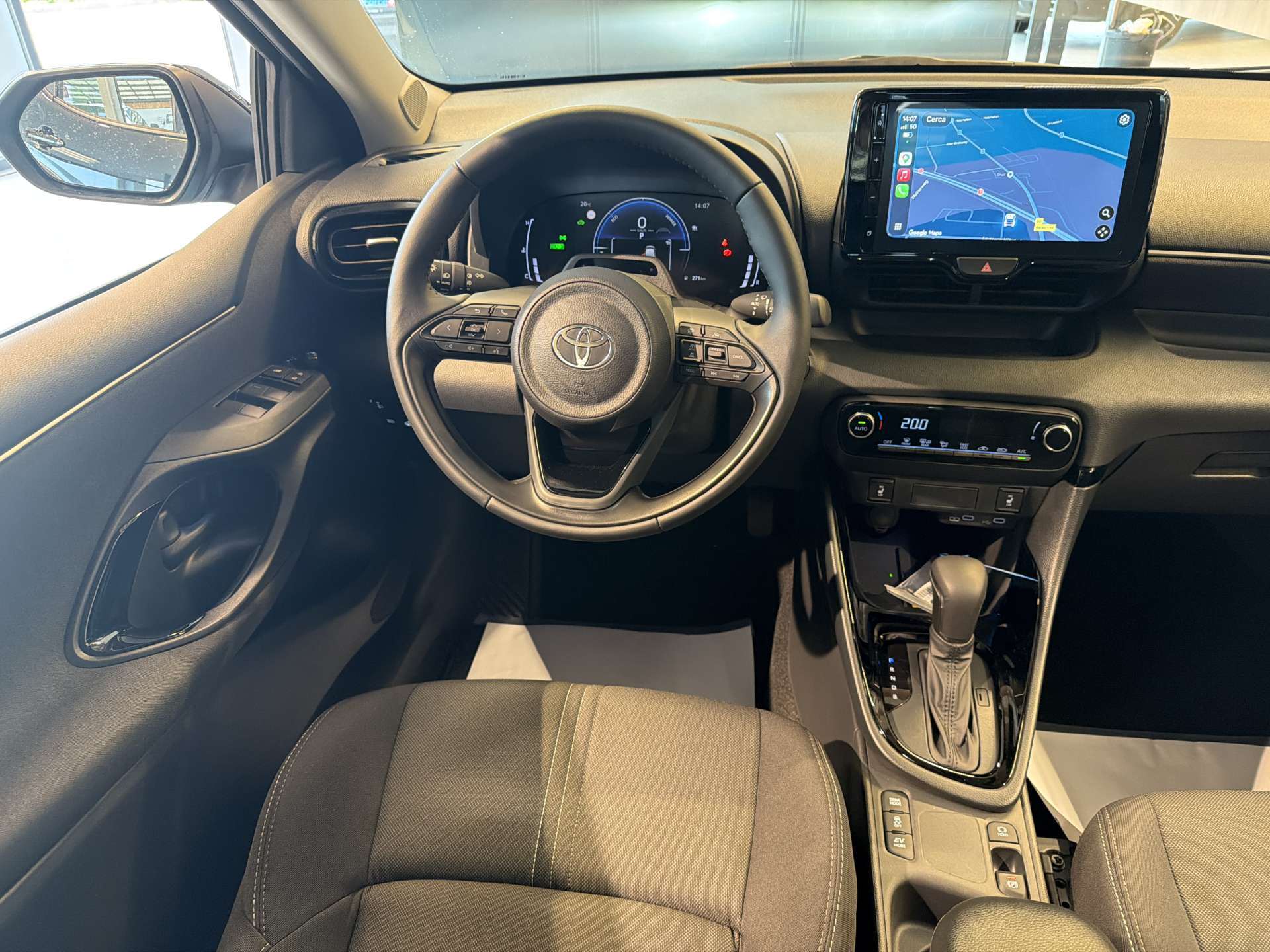 TOYOTA Yaris 1.5 Active Plus+ e-CVT Automat-image-4