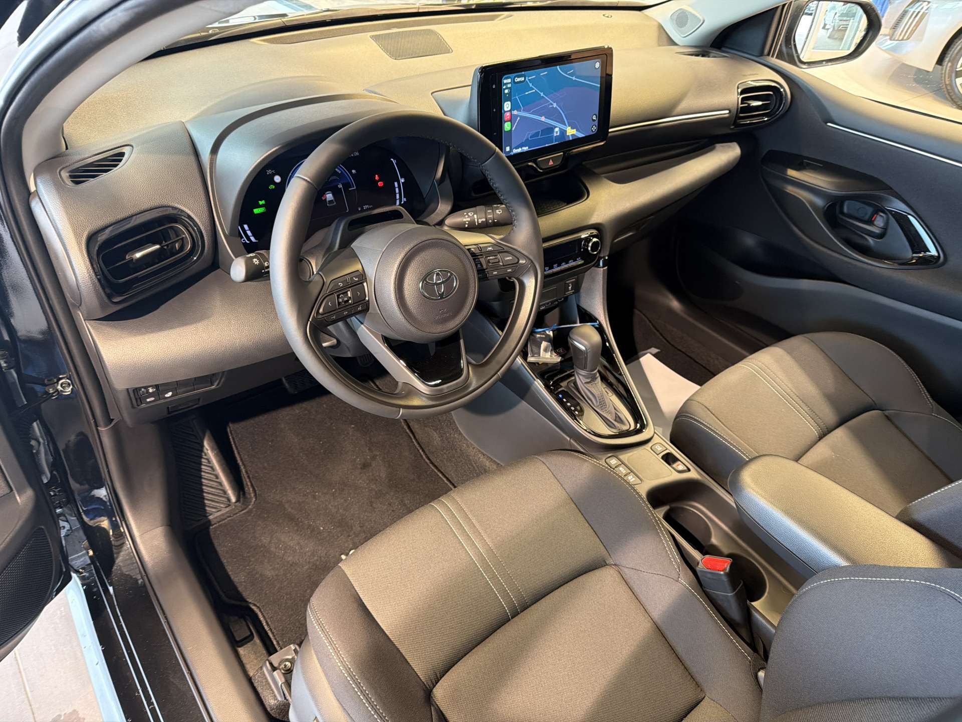 TOYOTA Yaris 1.5 Active Plus+ e-CVT Automat-image-5